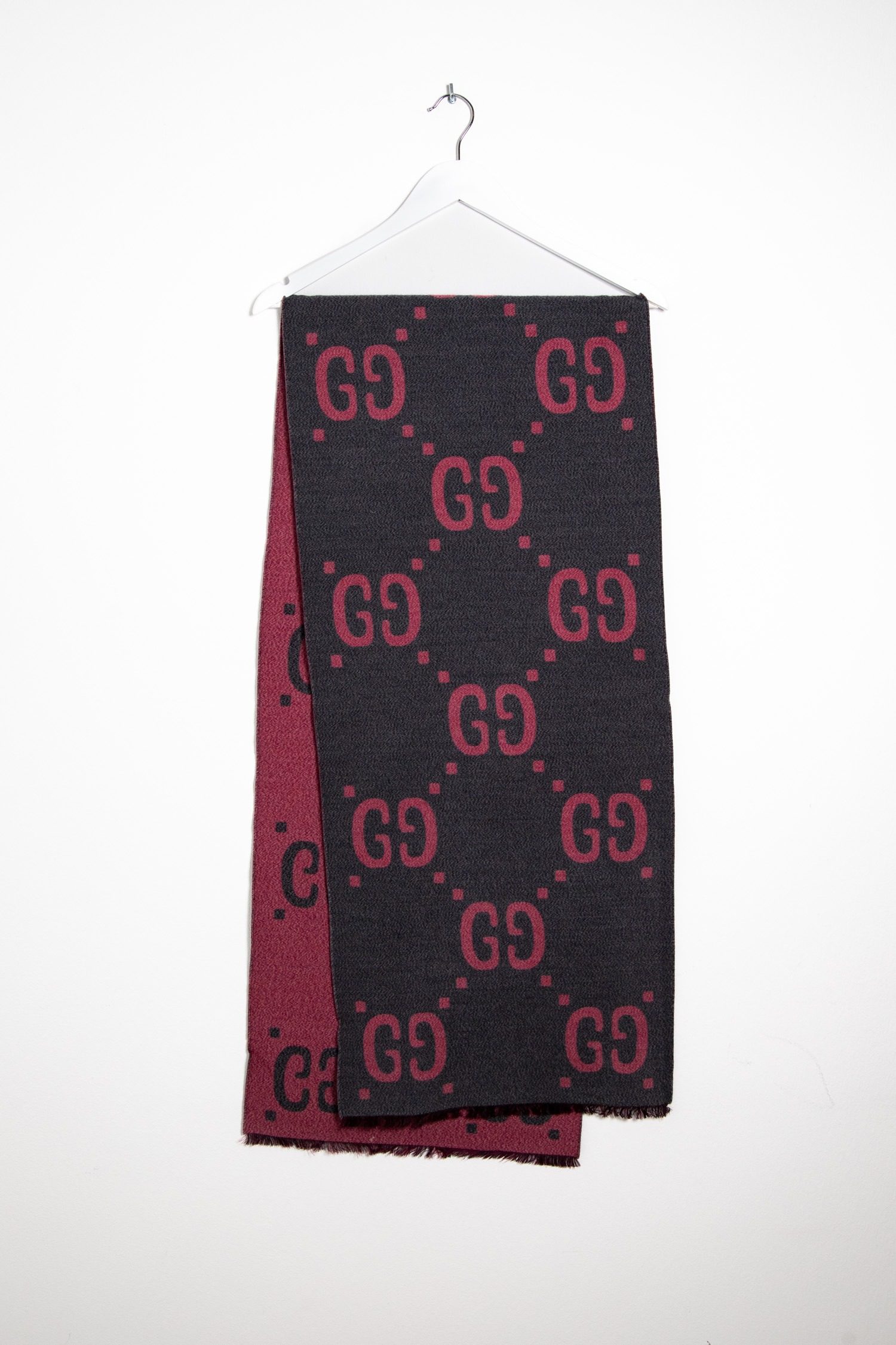 Thumbnail of http://Gucci%20Schal%20mit%20Monogramm-%20Muster%20in%20Grau%20und%20Pink