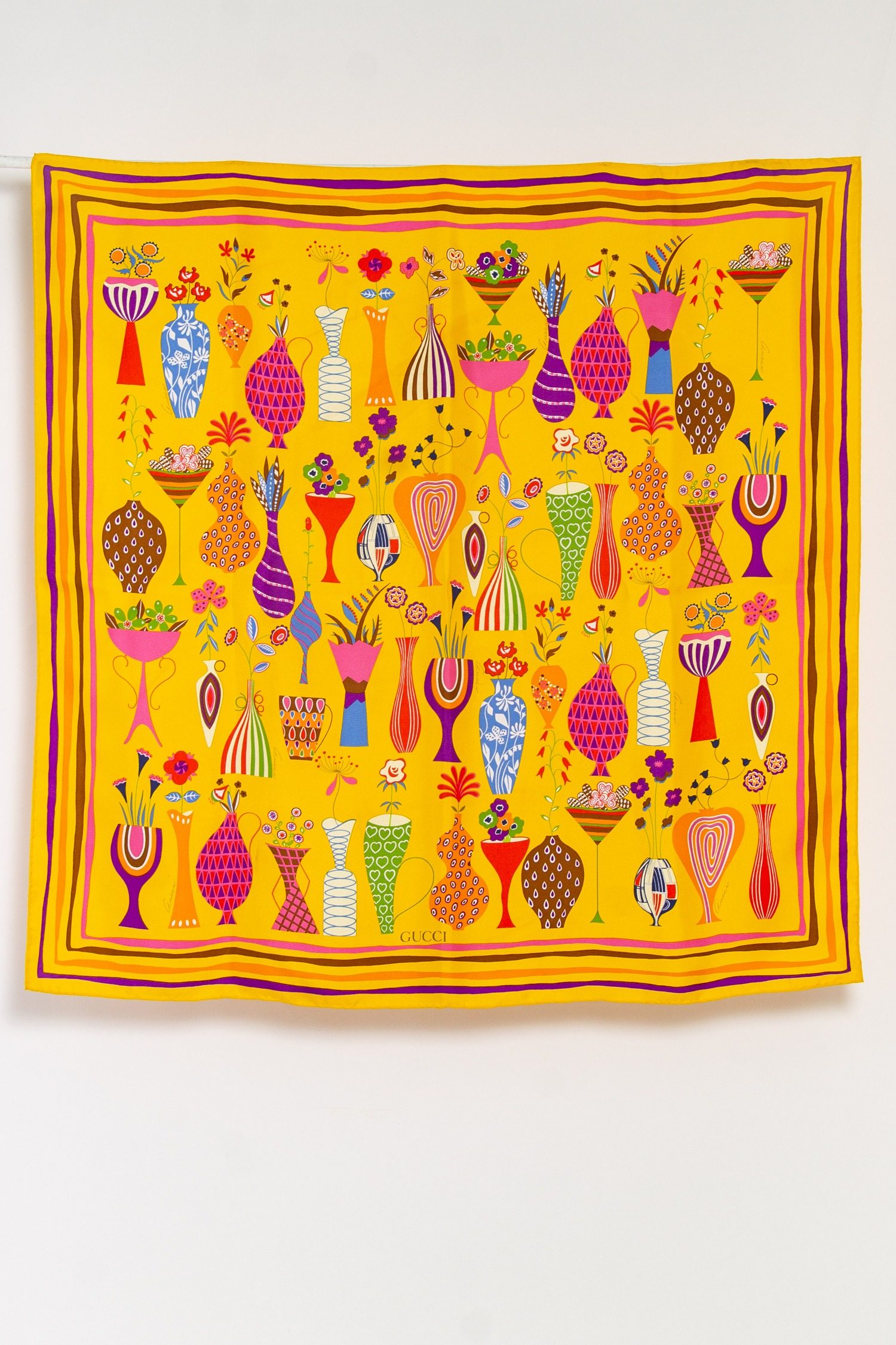 Thumbnail of http://Gucci%20Seidentuch%20mit%20Blumenprint