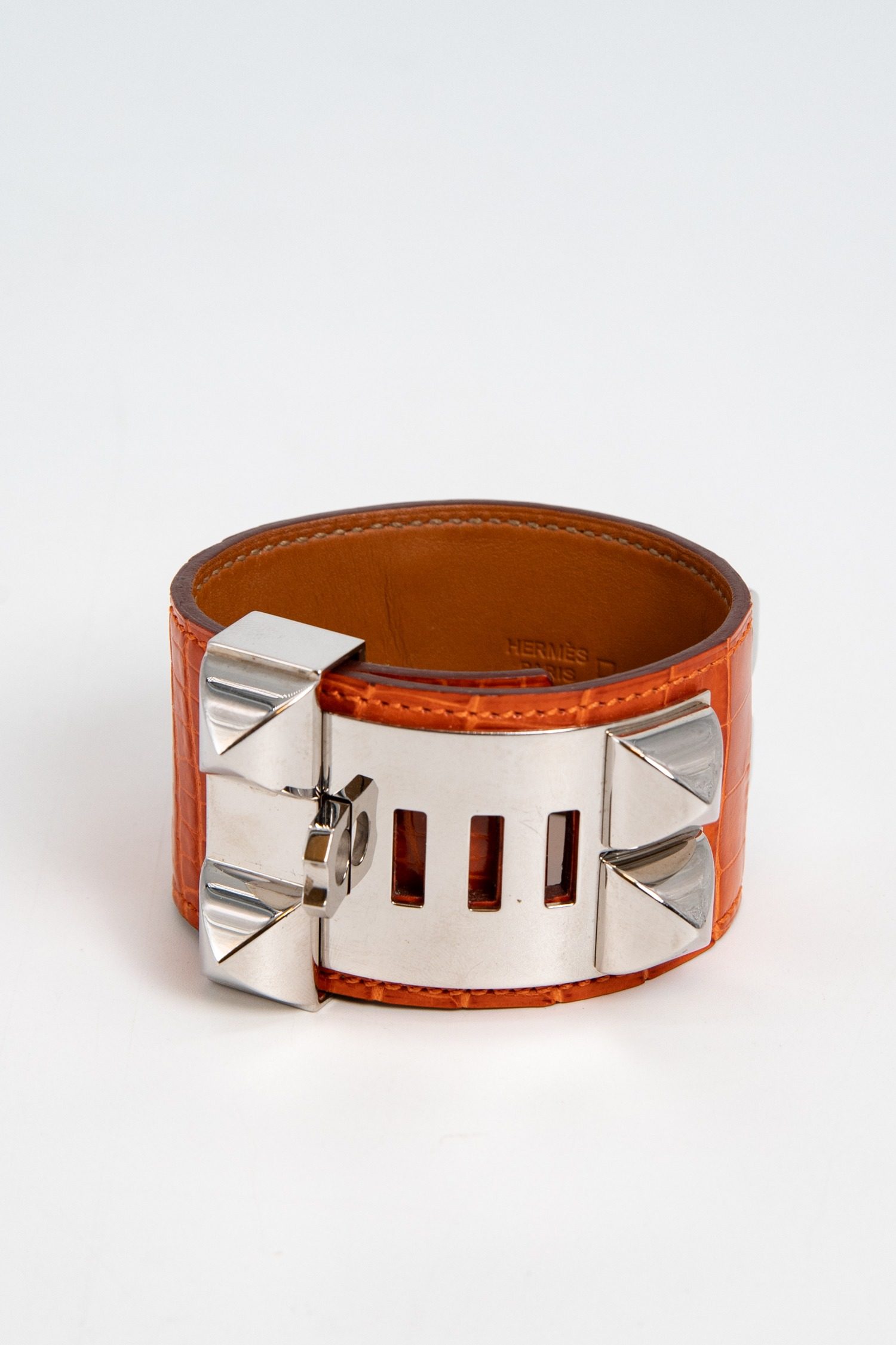 Thumbnail of http://Hermès%20Collier%20de%20Chien%20Armreif%20aus%20Krokodilleder%20in%20Orange