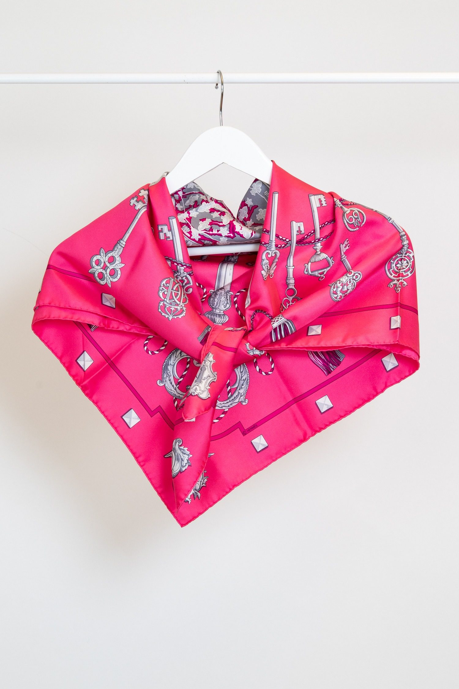 Thumbnail of http://Hermès%20Les%20Cles%20Seidencarré%20in%20Pink