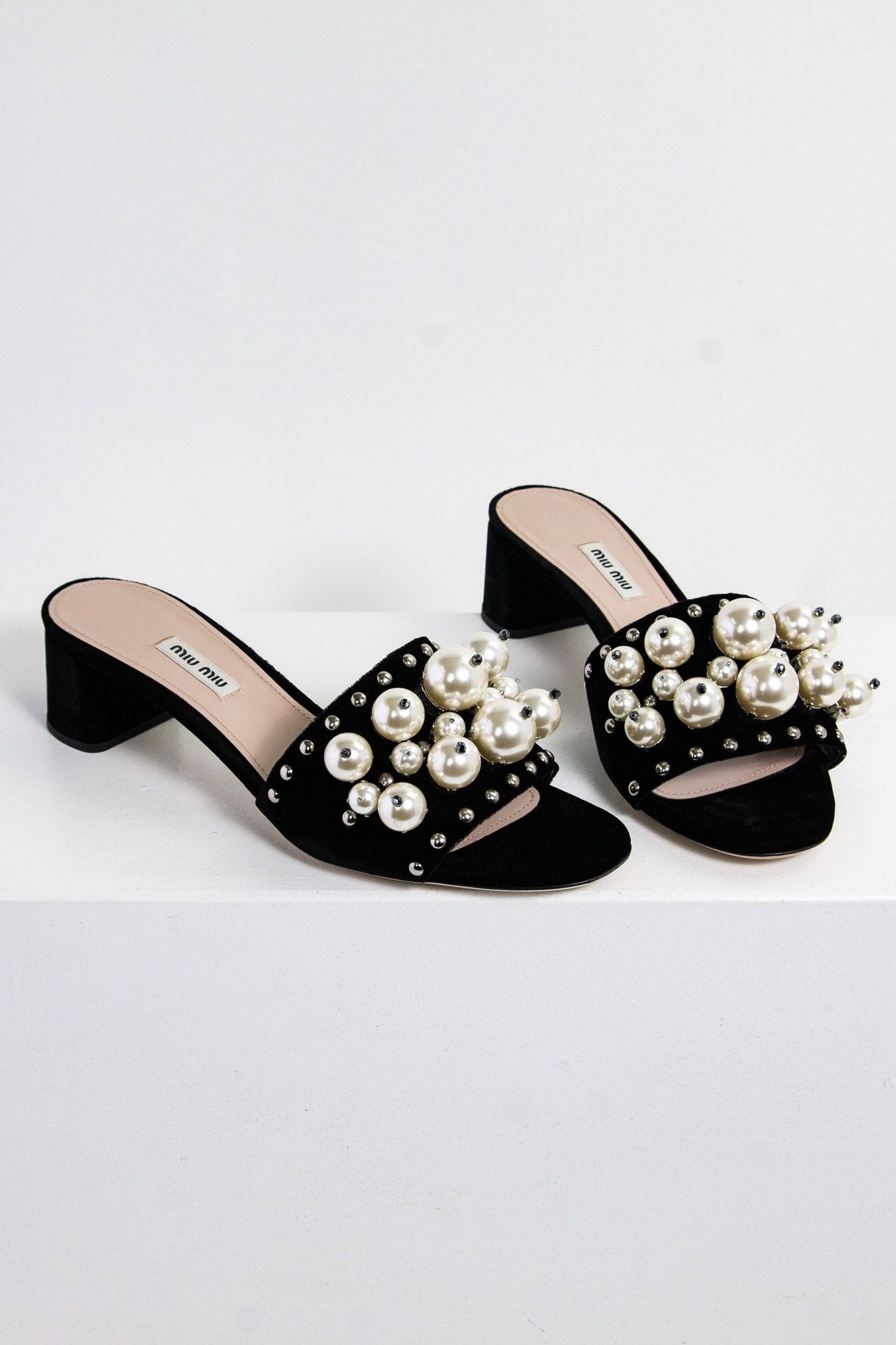 Miu Miu Sandaletten mit Perlenverzierung in schwarz