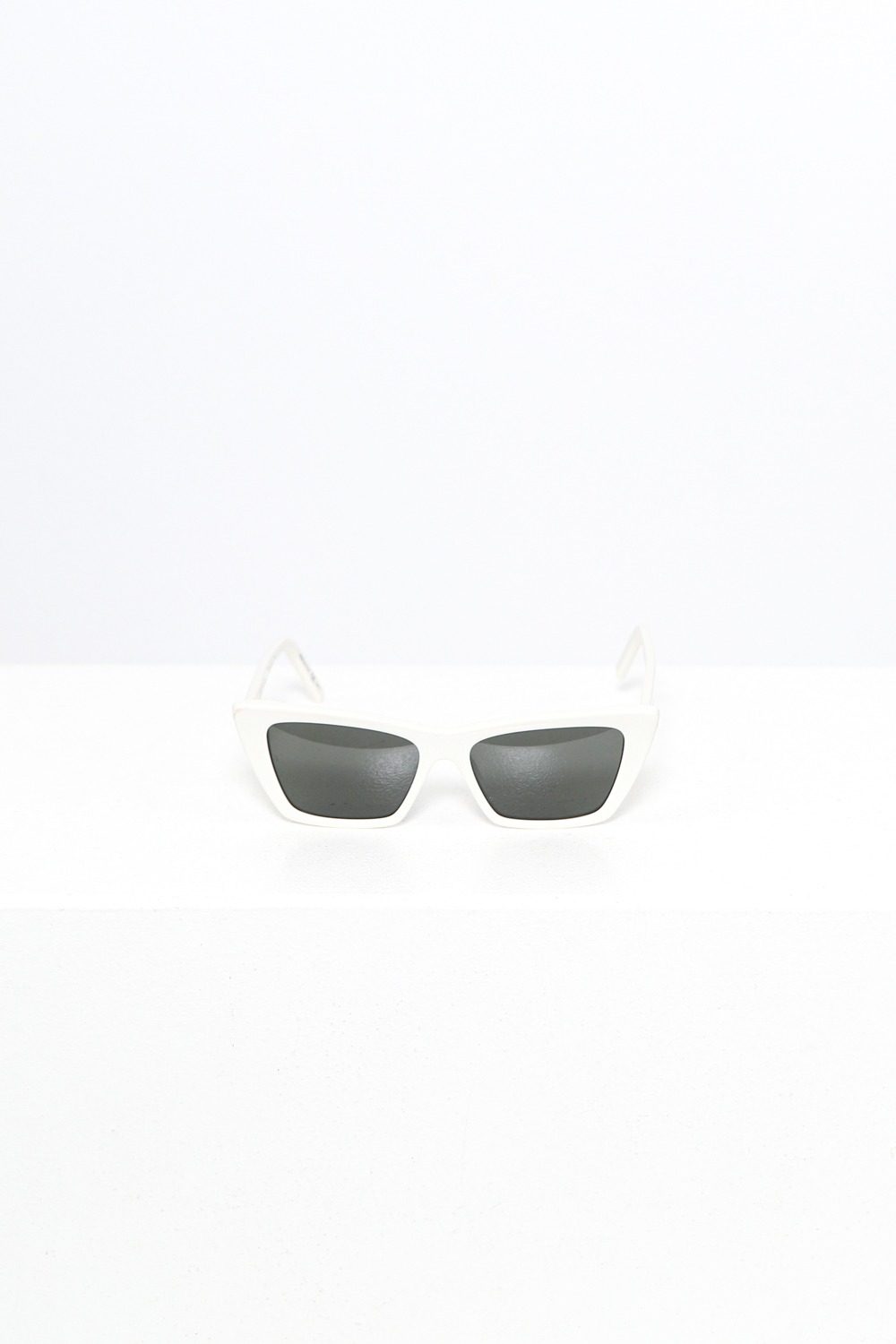 Thumbnail of http://Saint%20Laurent%20Mica%20Sonnenbrille%20in%20Weiß