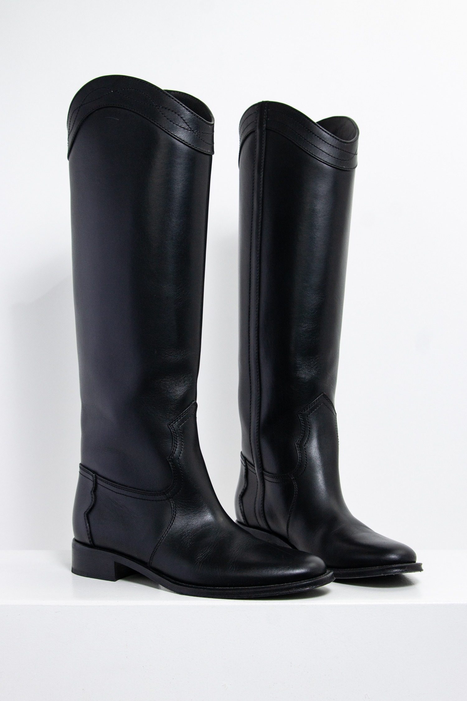 Thumbnail of http://Saint%20Laurent%20Kate%20Stiefel%20in%20schwarz