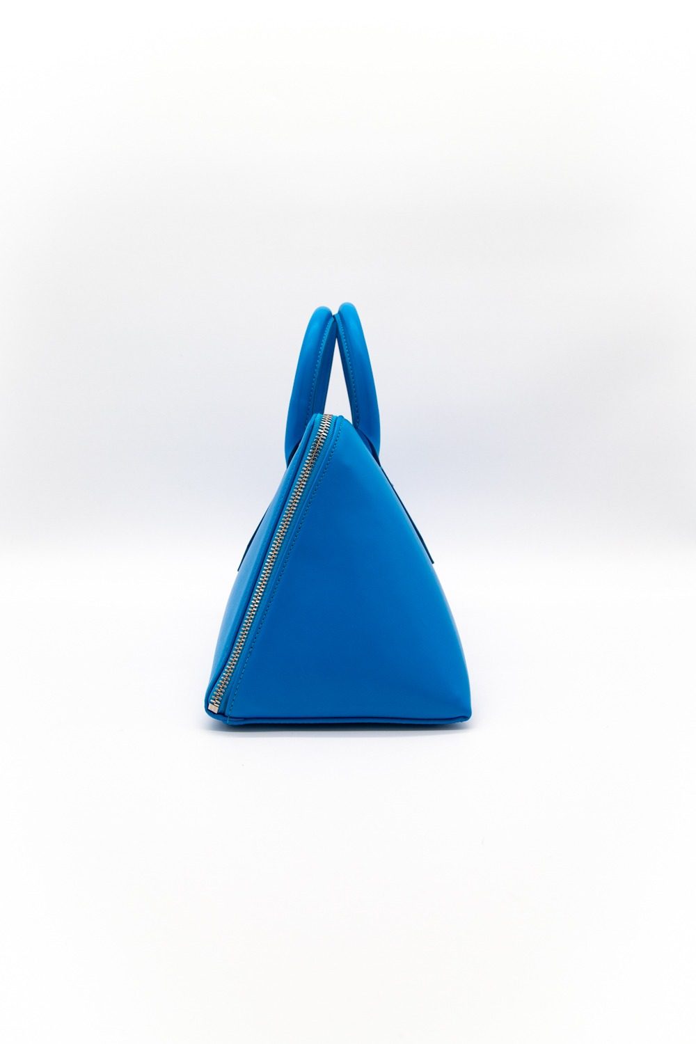 Thumbnail of http://The%20Attico%2024H%20asymmetrische%20Handtasche%20in%20Blau