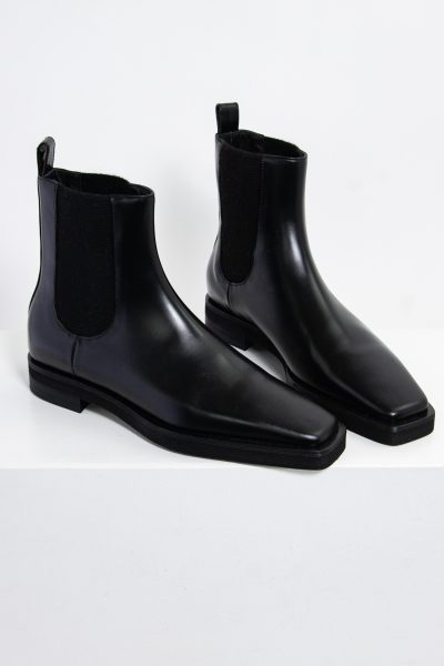 Toteme "The Ankle Boot" in schwarz