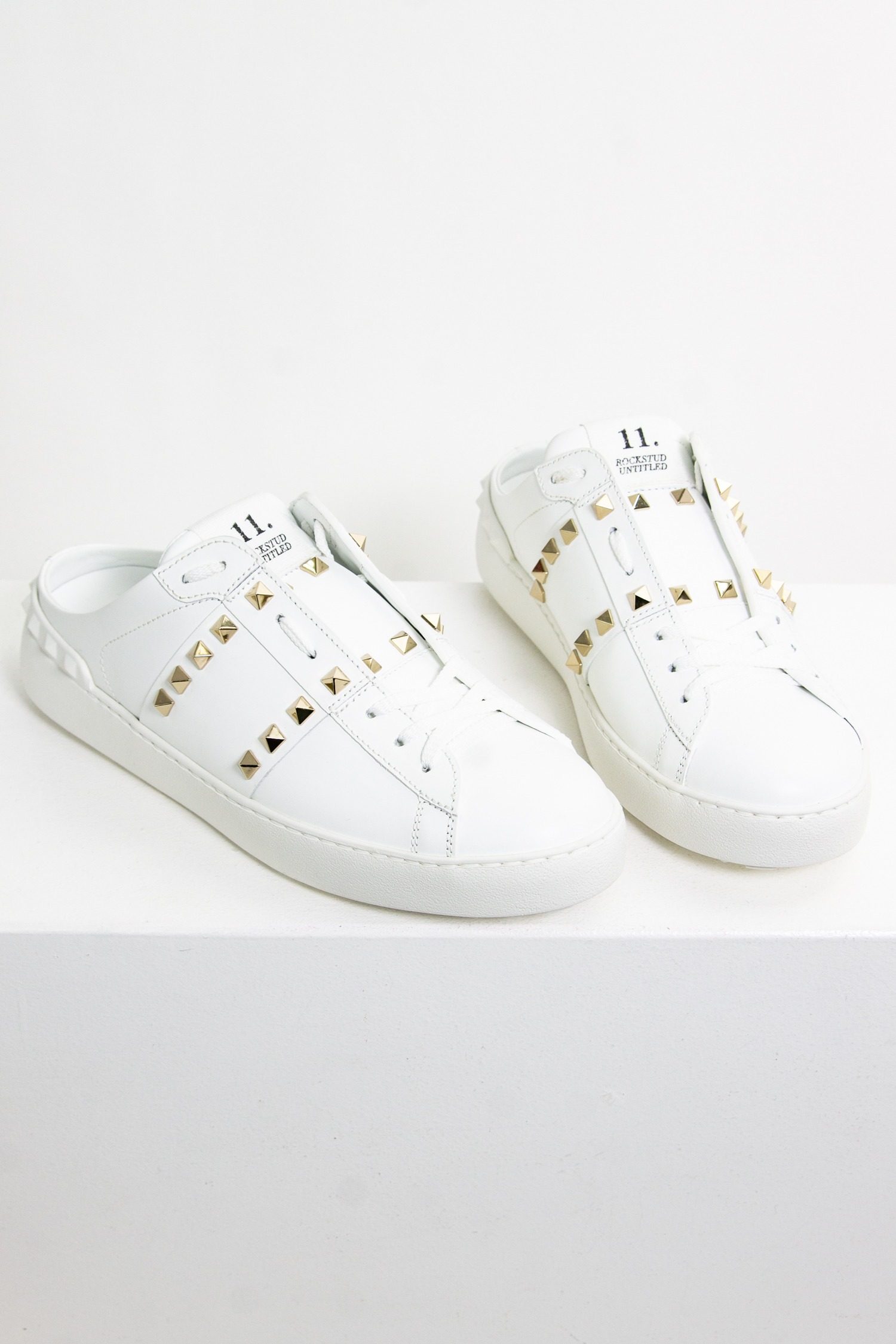 Thumbnail of http://Valentino%20Rockstud%20Sneaker-Mules%20mit%20Nietenbesatz%20in%20weiß