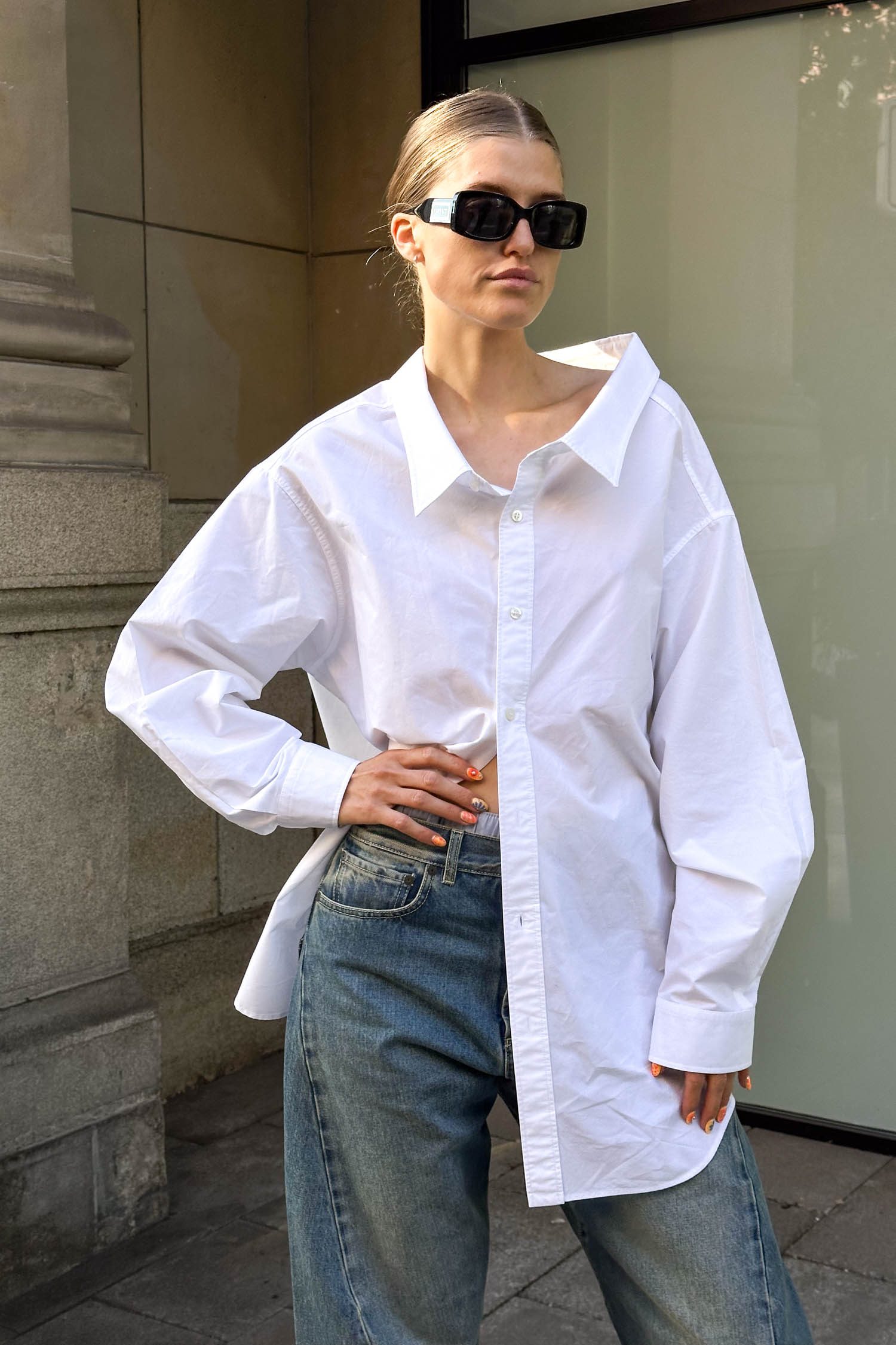 Balenciaga Hemdbluse mit übergroßem Halsausschnitt in Weiß