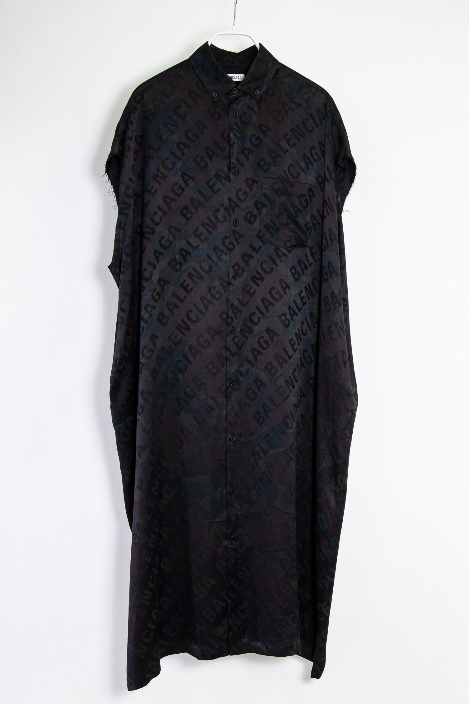 Thumbnail of http://Balenciaga%20Hemdblusenkleid%20mit%20Allover-Print%20in%20Maxilänge