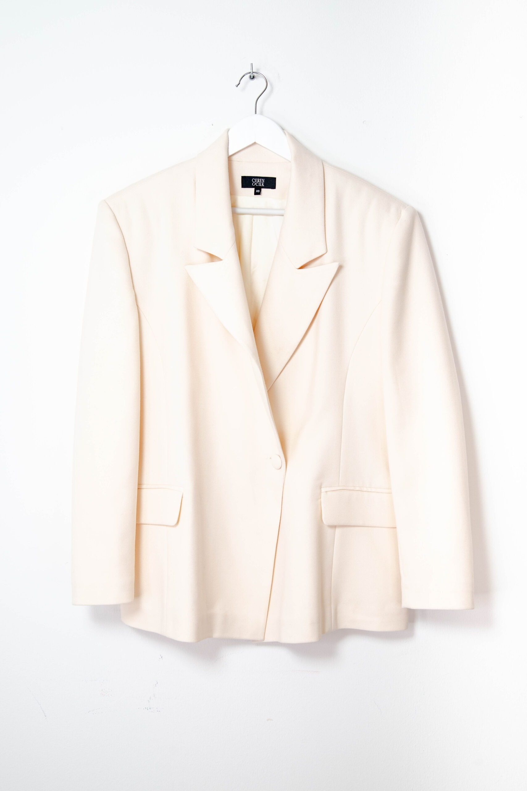 Thumbnail of http://Ceren%20Ocak%20Set%20aus%20Hose,%20Weste%20und%20Blazer%20in%20Creme