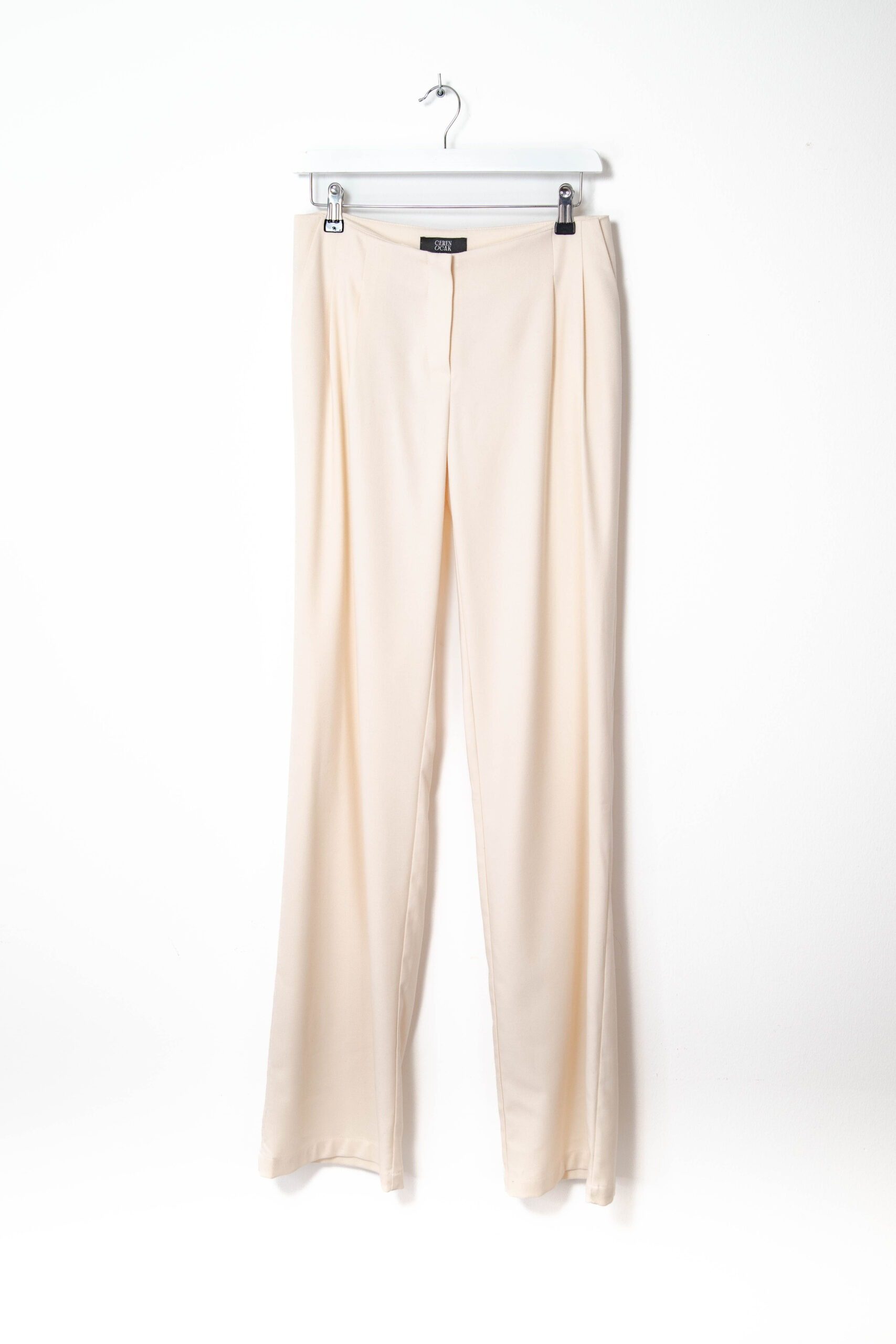 Thumbnail of http://Ceren%20Ocak%20Set%20aus%20Hose,%20Weste%20und%20Blazer%20in%20Creme