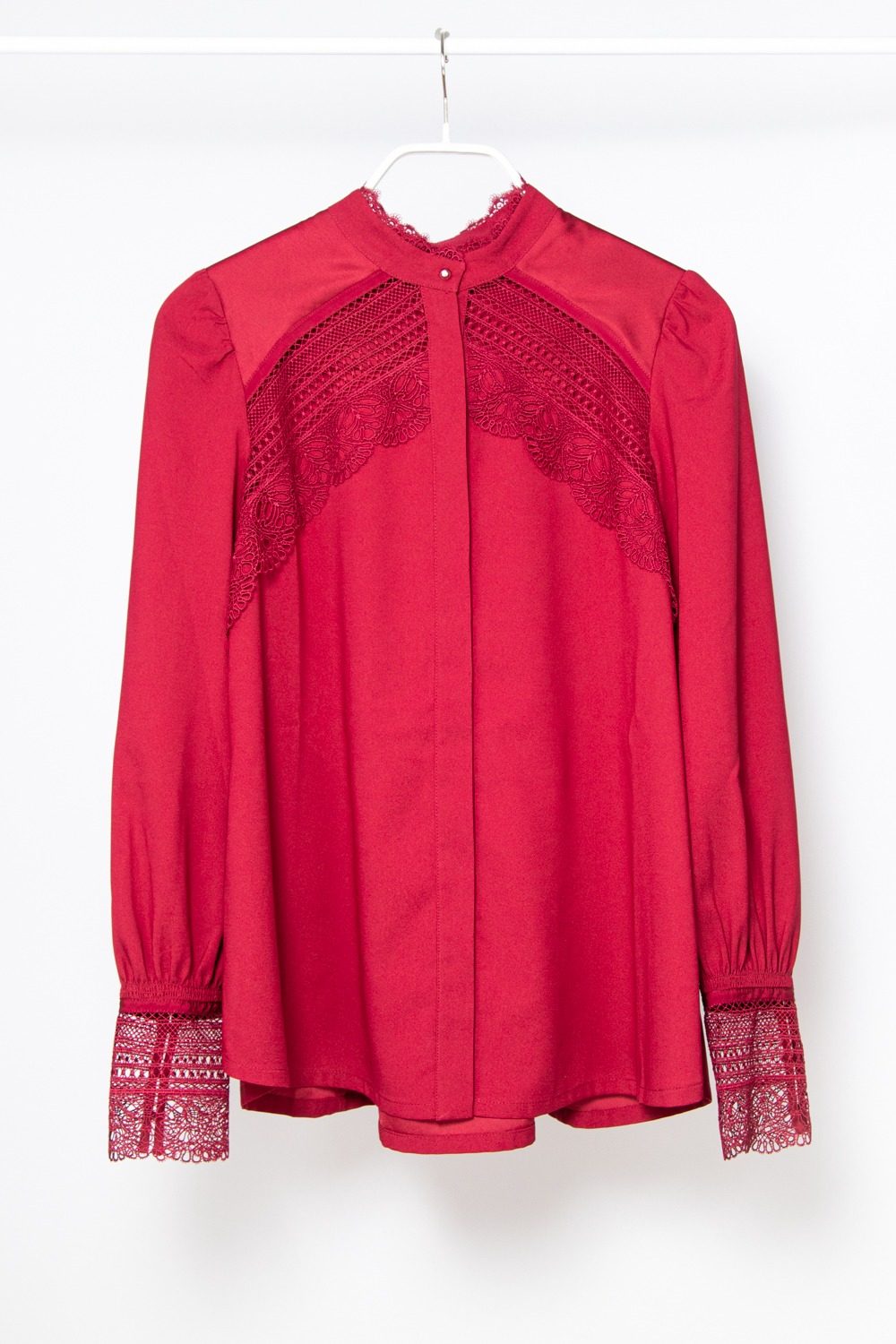 High Bluse mit Spitzendetails in Bordeaux Dunkelrot