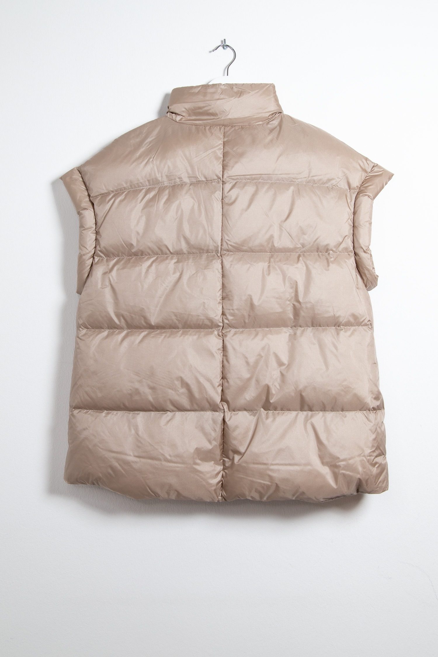 Thumbnail of http://Marc%20Cain%20Daunenweste%20in%20Beige
