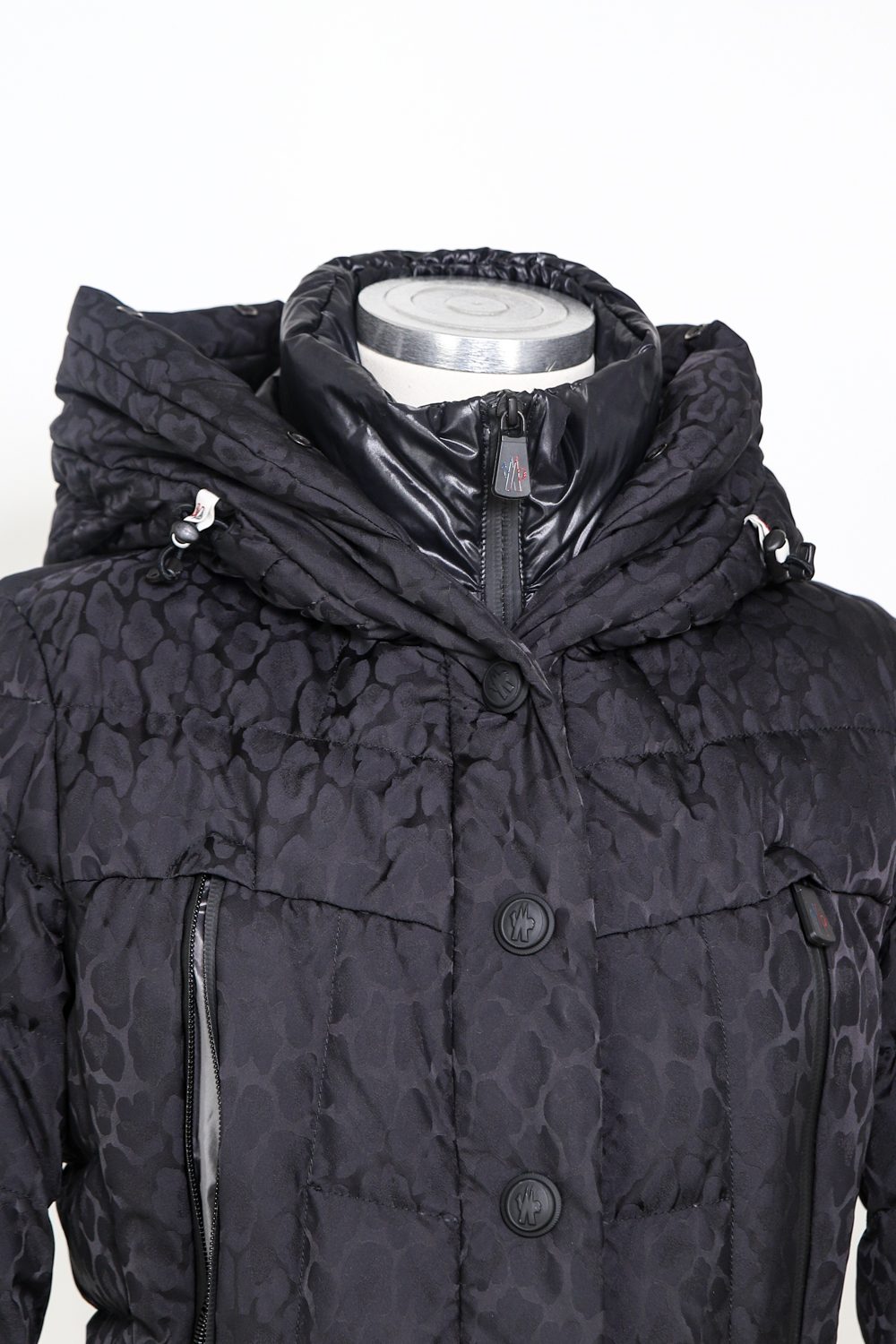 Moncler Daunenjacke mit Leopardenmuster in Schwarz