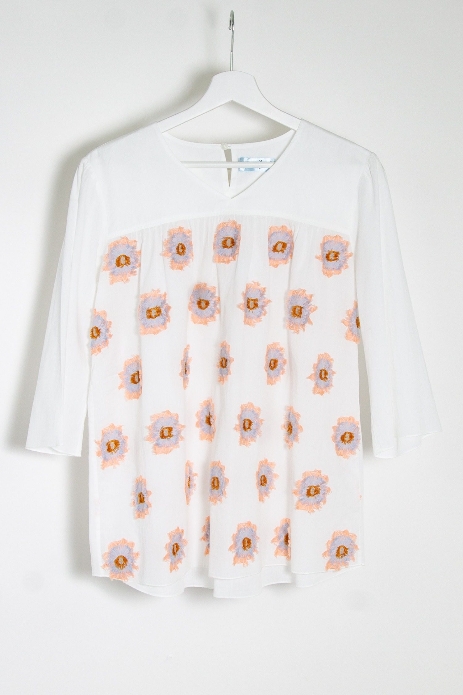 Thumbnail of http://Max%20Volmáry%20Bluse%20in%20weiß%20mit%20Blumenstickereien