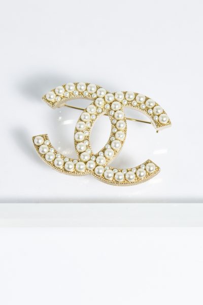 Chanel "CC-Brosche" in gold mit Perlen