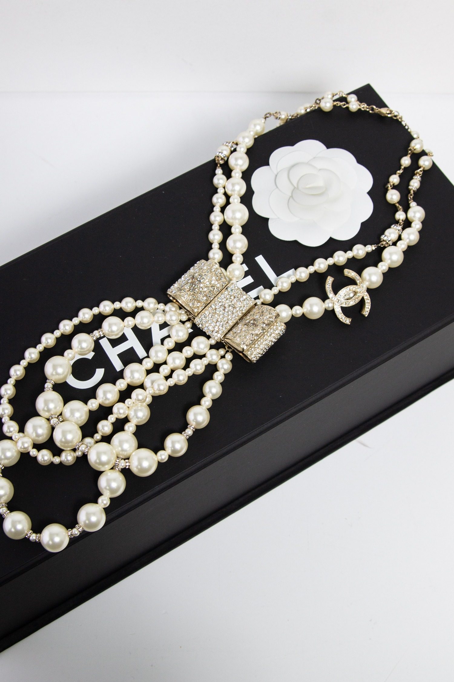 Chanel mehrreihige Perlenhalskette mit Strass Schleife