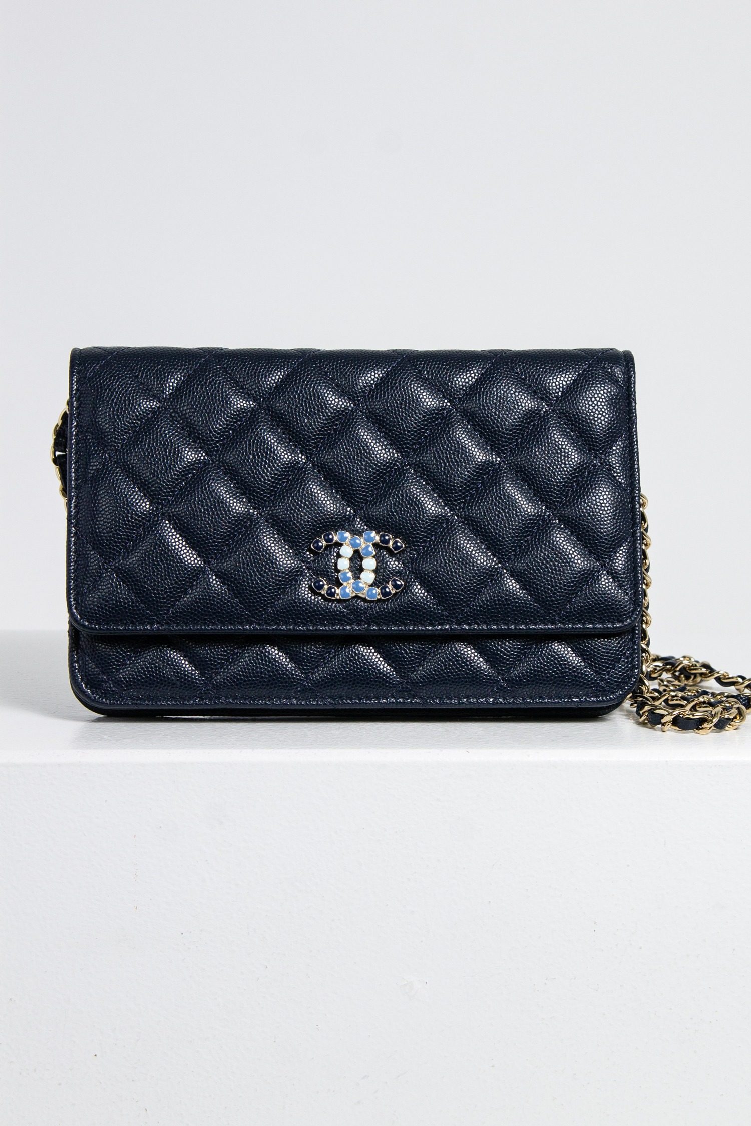 Chanel Pochette mit Kette in dunkelblau mit emailliertem Logo