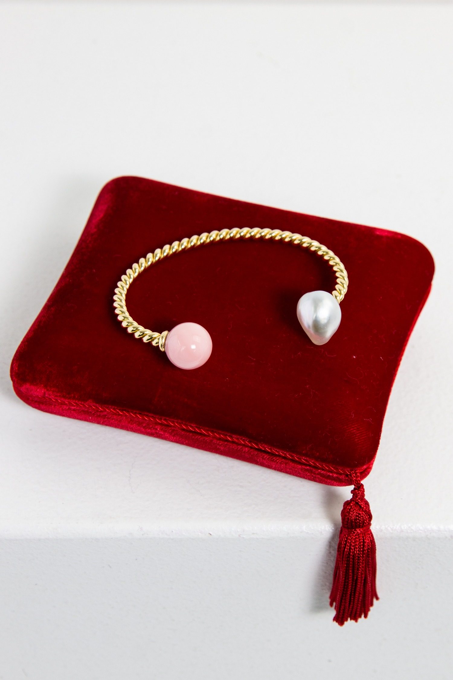 Sophie Keegan Armreif mit einer Süßwasser-Perle und einem pinken Opal