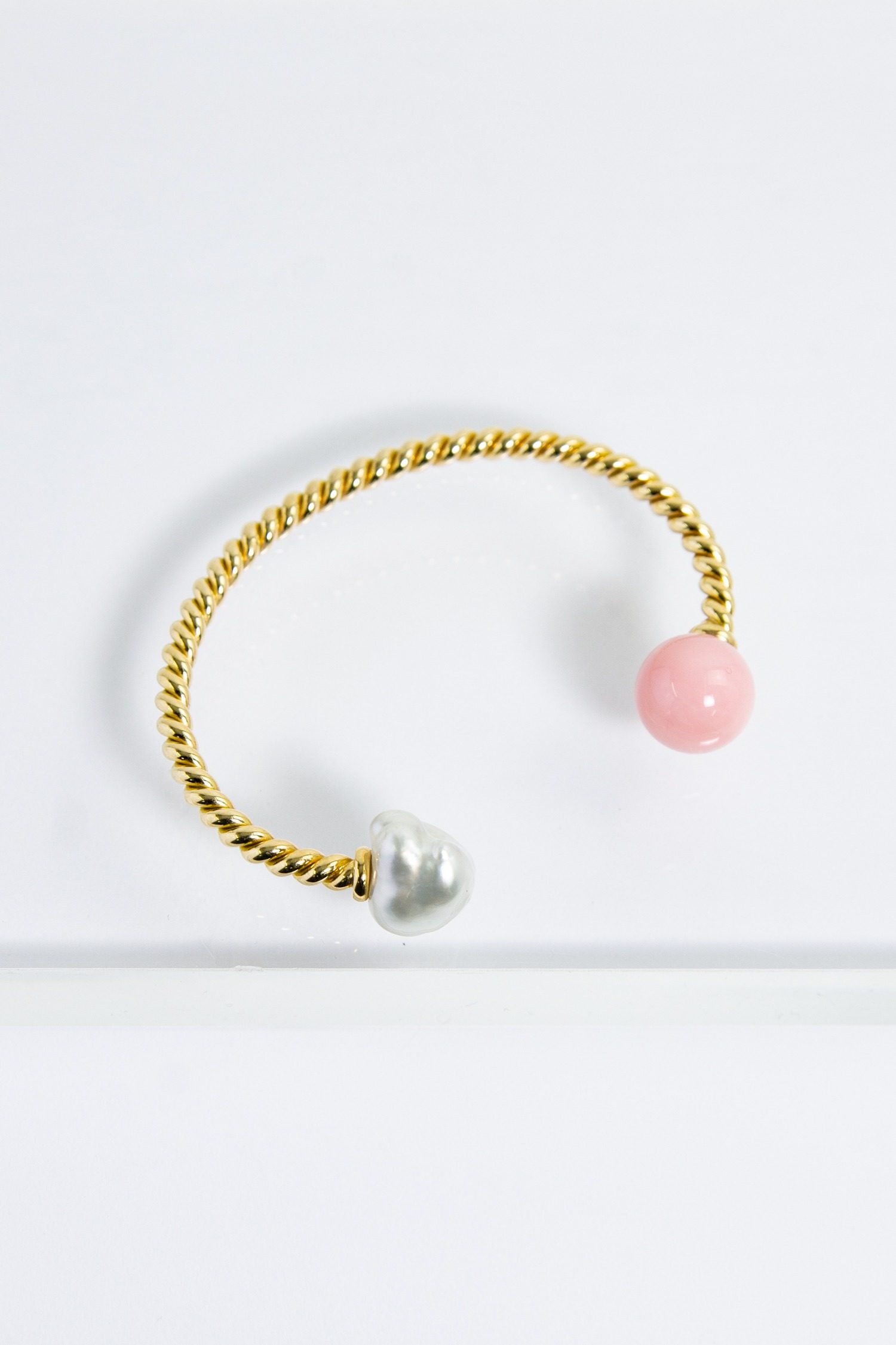 Thumbnail of http://Sophie%20Keegan%20Armreif%20Rope%20Cuff%20mit%20einer%20Süßwasser-Perle%20und%20einem%20pinken%20Opal