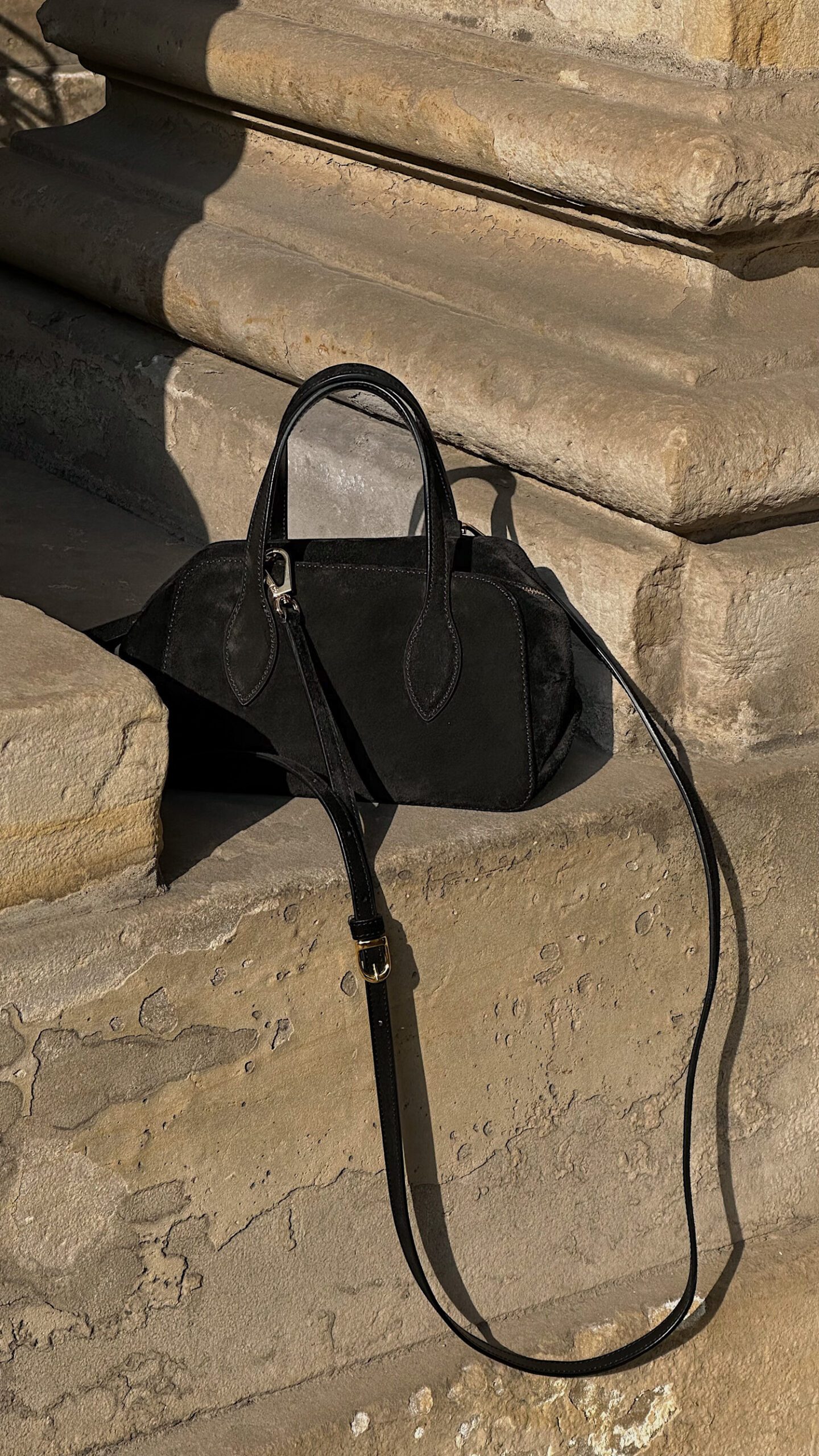Khaite "The Small Maeve Crossbody" Umhängetasche in Schwarz