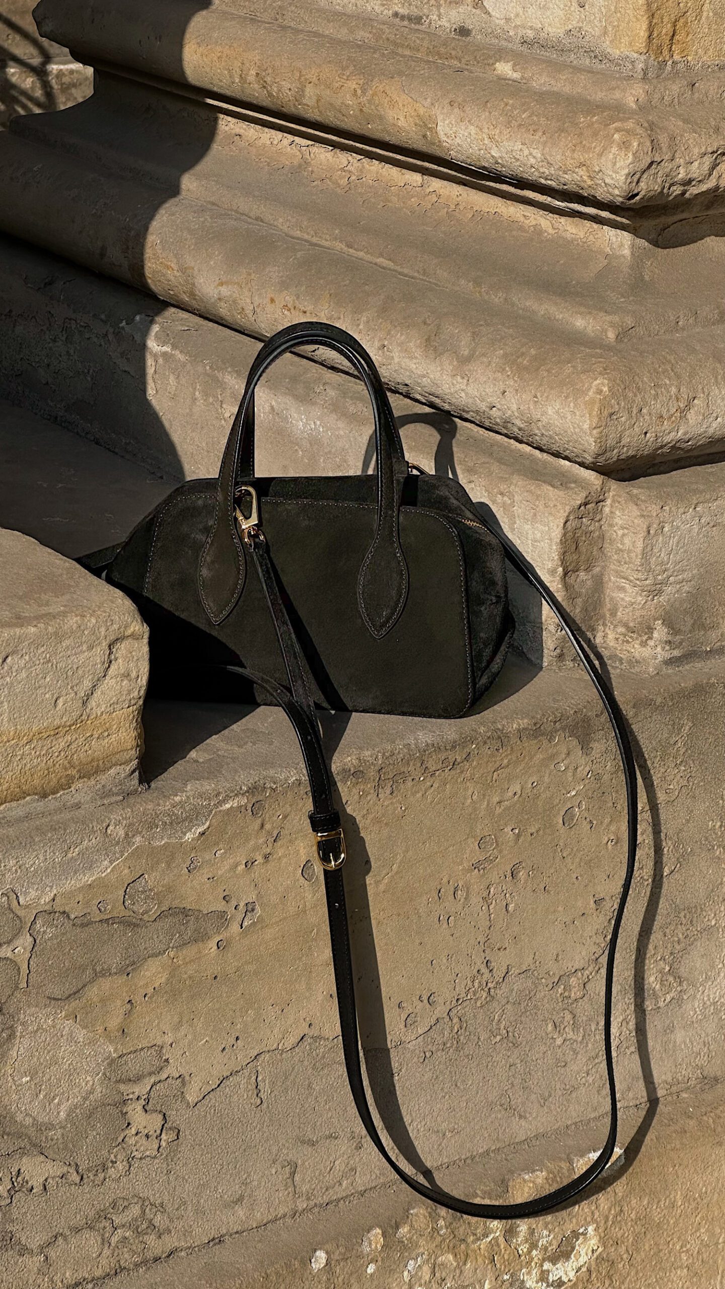 Khaite "The Small Maeve Crossbody" Umhängetasche in Schwarz