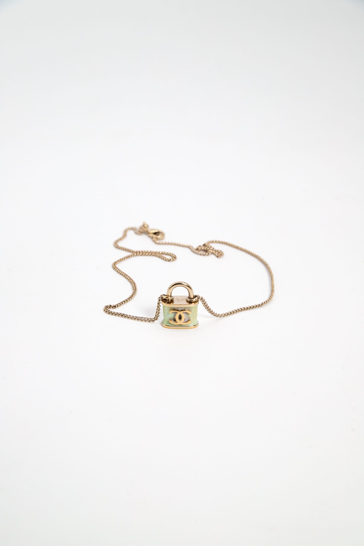 Chanel Halskette mit Schlossanhänger in Gold
