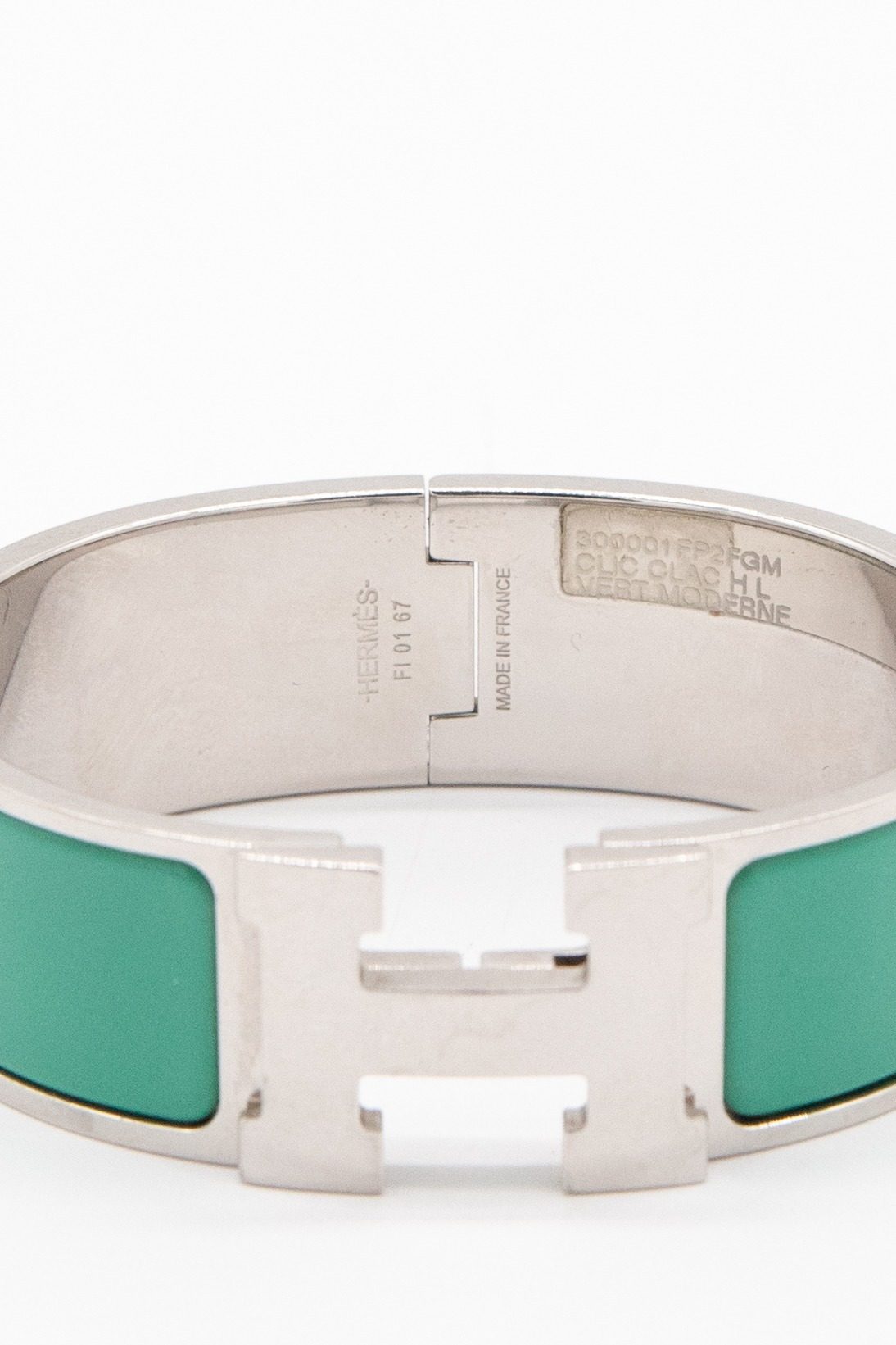 Thumbnail of http://Hermès%20Clic%20Clac%20H%20Armband%20in%20Grün%20und%20Silber