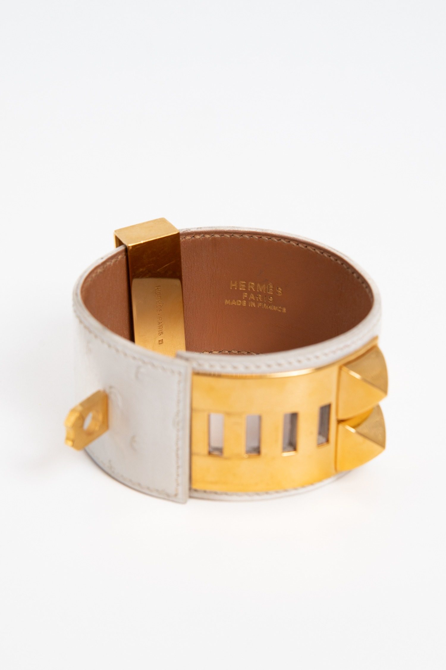 Thumbnail of http://Hermès%20Collier%20de%20Chien%20Armreif%20aus%20weißem%20Straußenleder