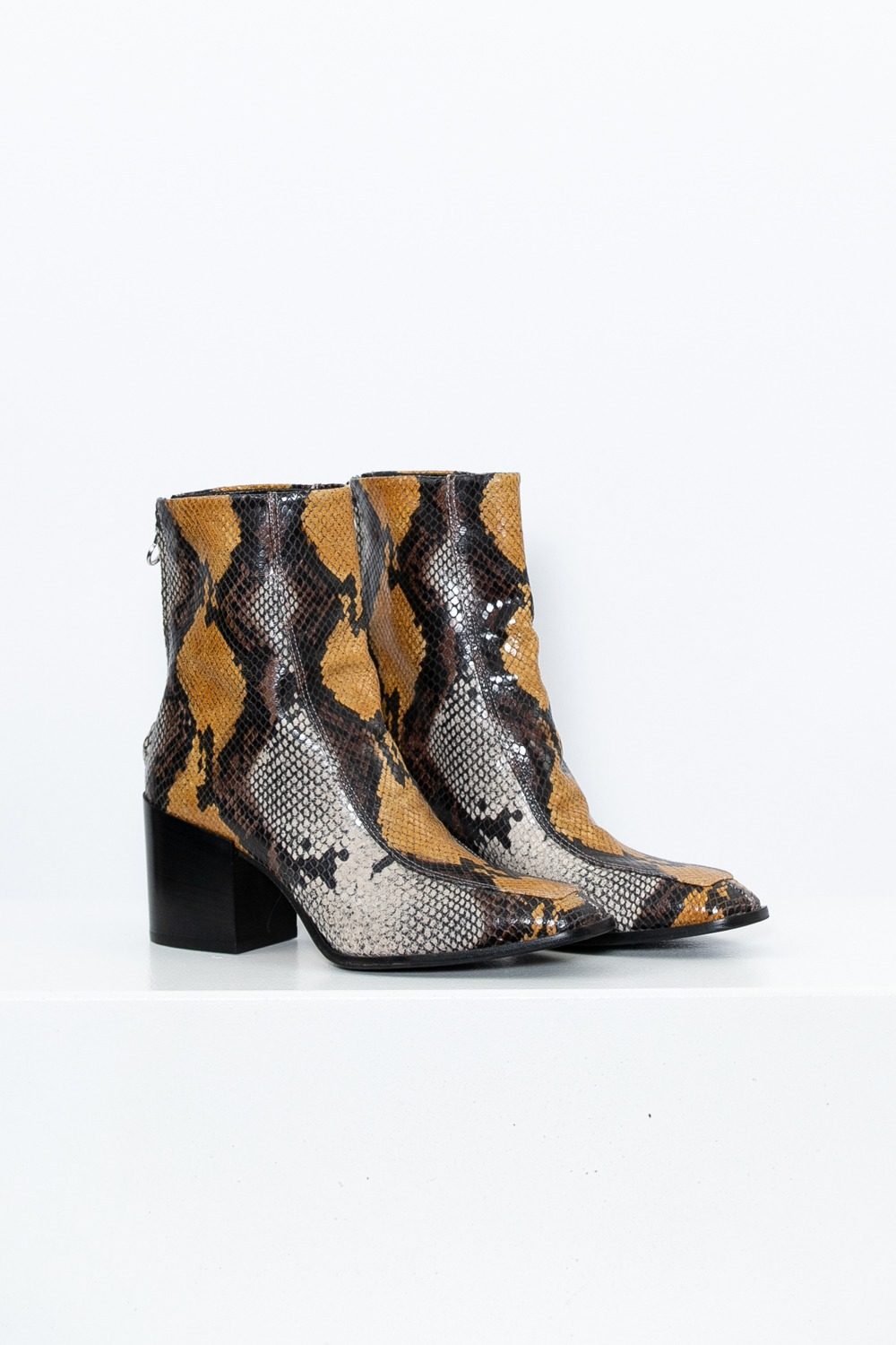 Thumbnail of http://Aeyde%20Stiefeletten%20mit%20Schlangen-Print