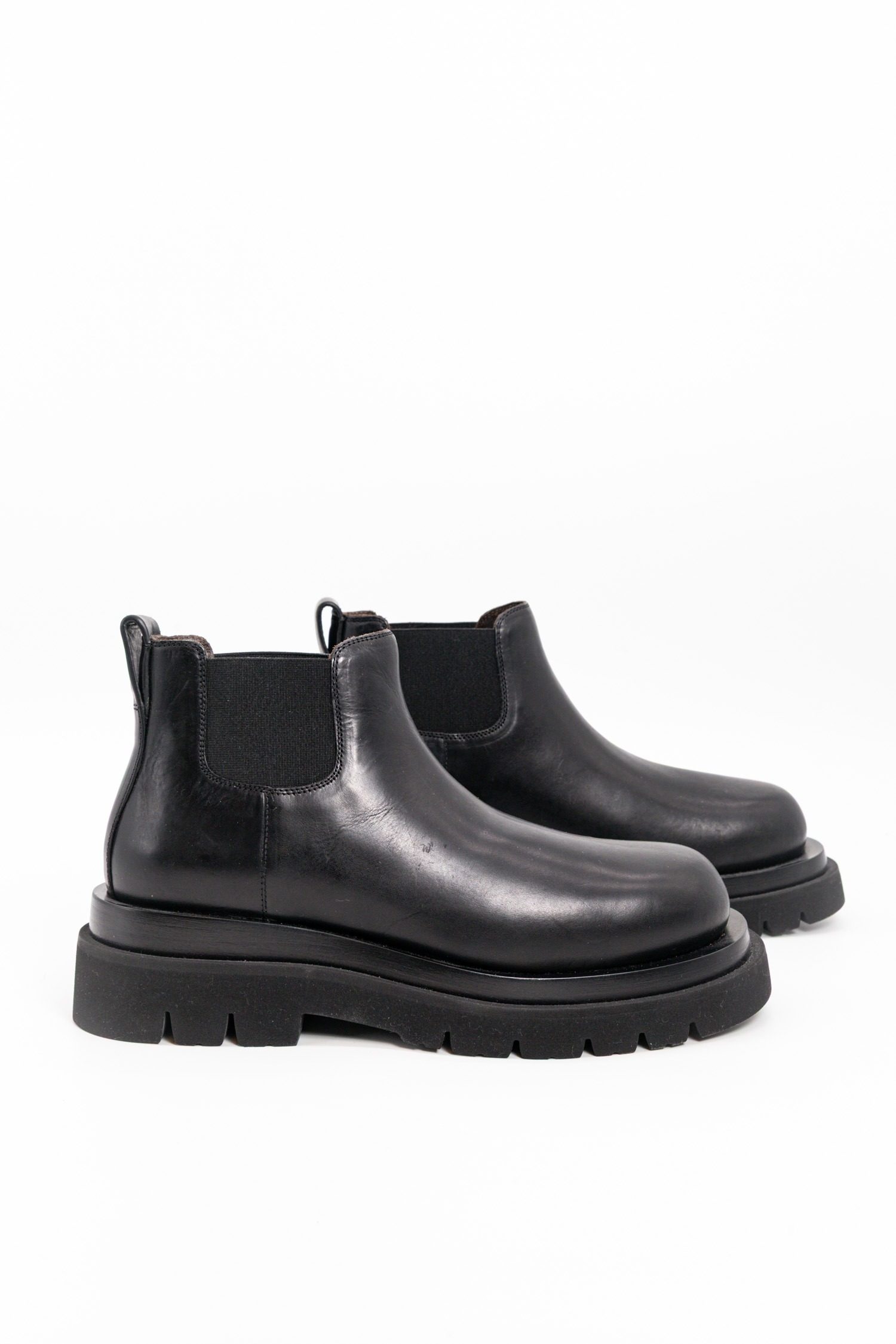 Thumbnail of http://Bottega%20Veneta%20Lug%20Chelseaboots%20in%20Schwarz