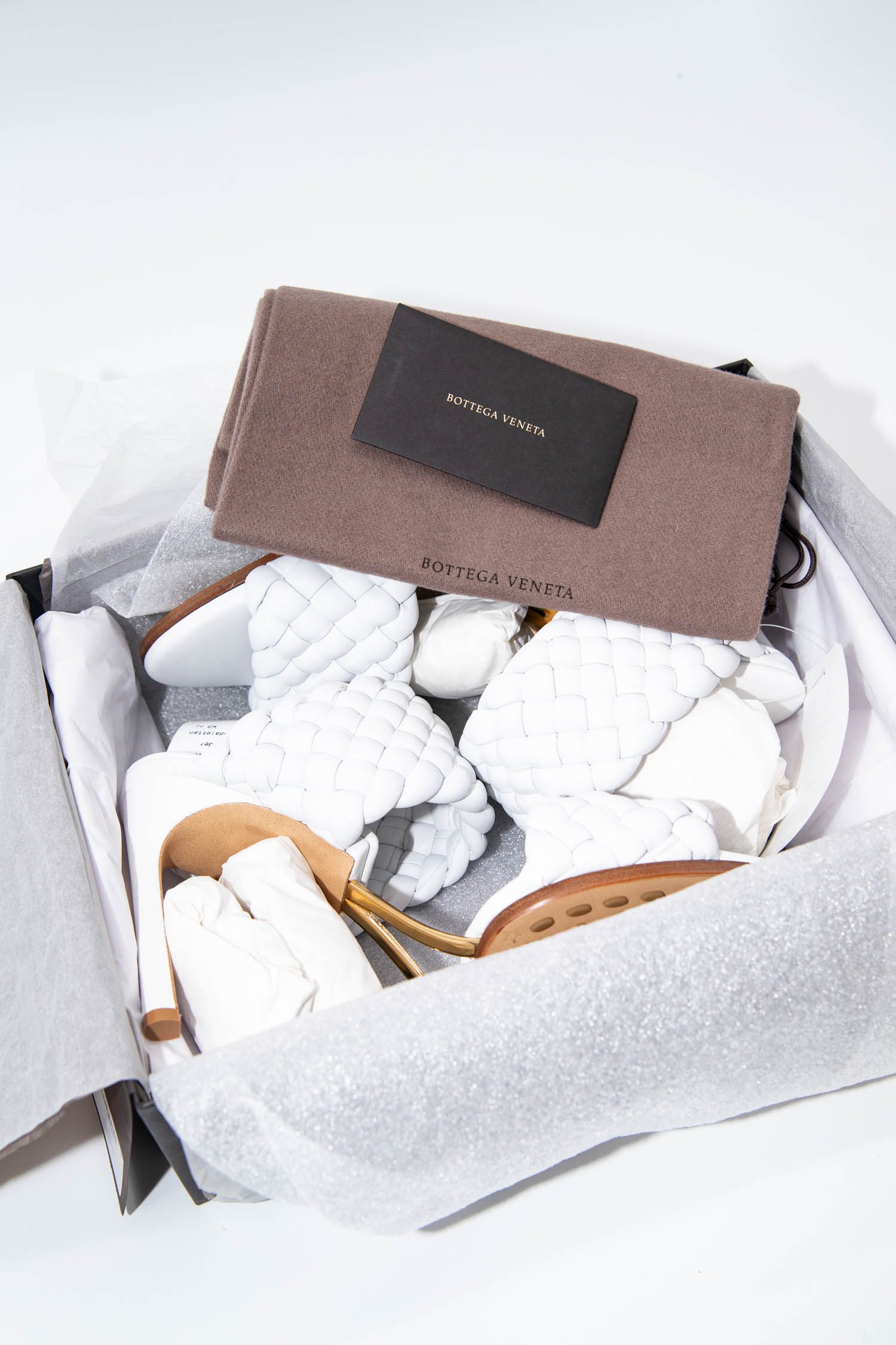 Bottega Veneta "Lido" Sandaletten in Weiß und Gold