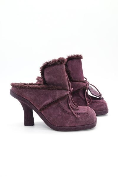 Burberry Mules aus Veloursleder mit Shearling in Lila