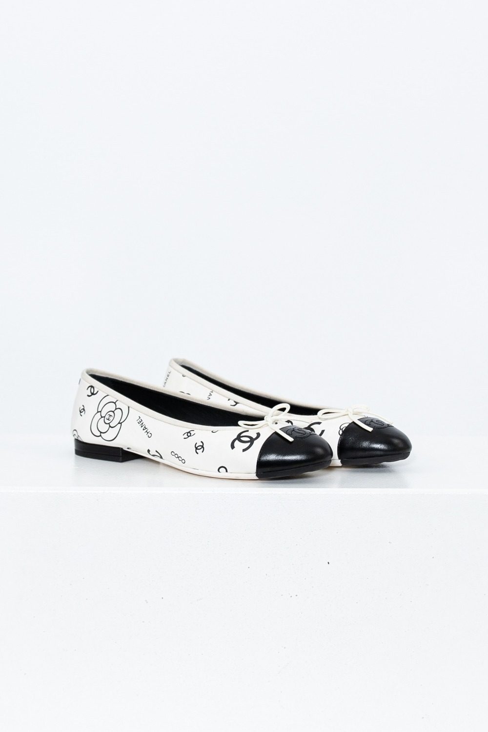 Chanel zweifarbige Ballerinas mit Logo-Print