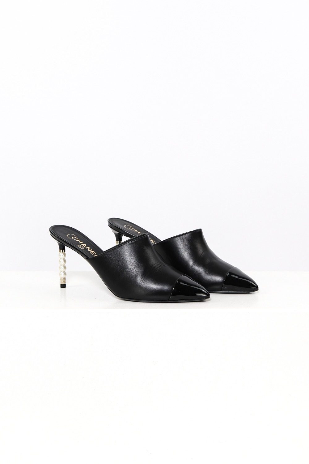 Thumbnail of http://Chanel%20Mules%20in%20Schwarz%20mit%20Perlen