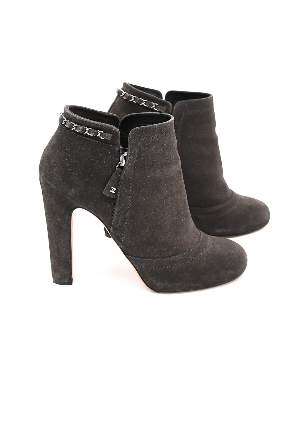 Thumbnail of http://Chanel%20Stiefelette%20mit%20Kettendetail%20in%20Dunkelgrau