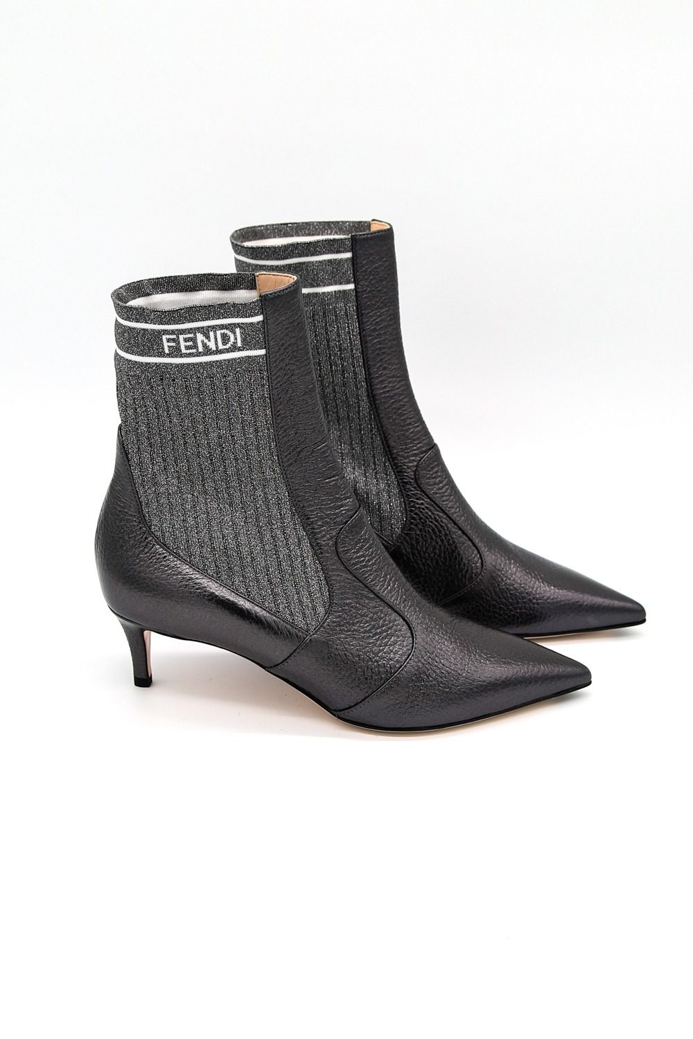 Thumbnail of http://Fendi%20Rockoko%20Stiefelette%20mit%20kleinem%20Absatz%20in%20Silber