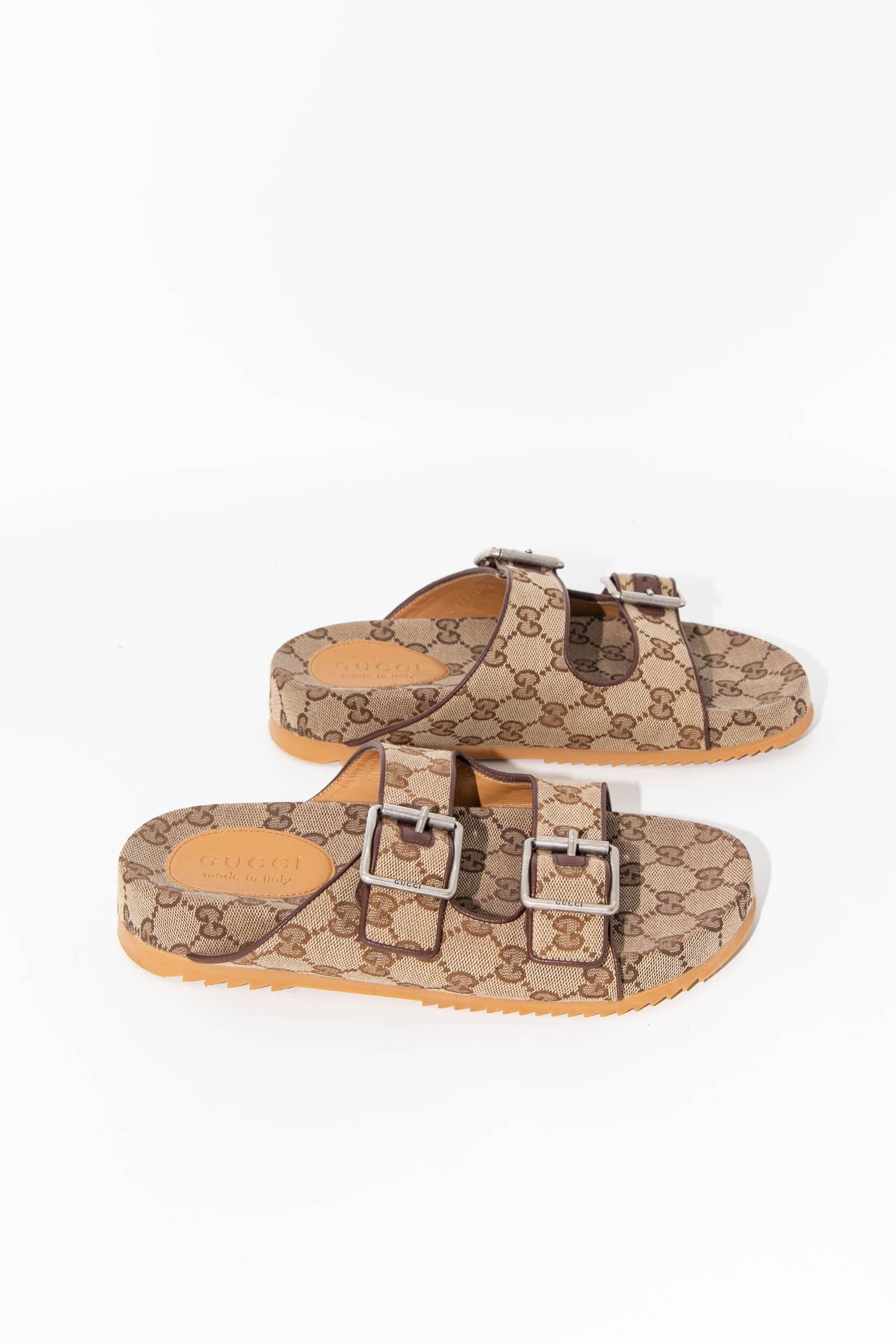 Thumbnail of http://Gucci%20Sandalen%20mit%20zwei%20Riemen%20in%20Canvas%20Beige