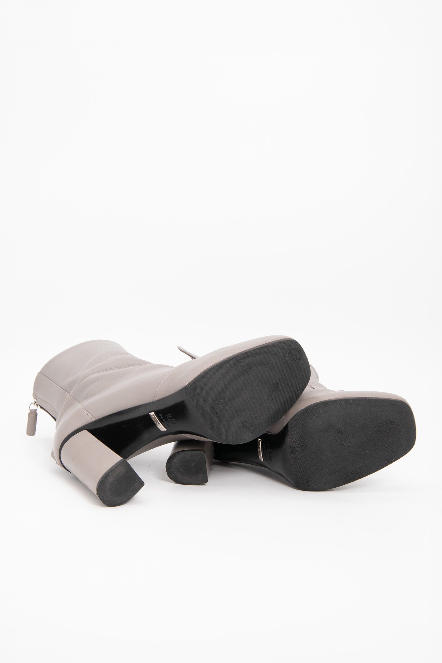 Gucci Stiefel mit Metalldetail in Grau