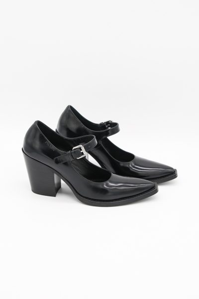 Prada Pumps mit Riemen in Schwarz