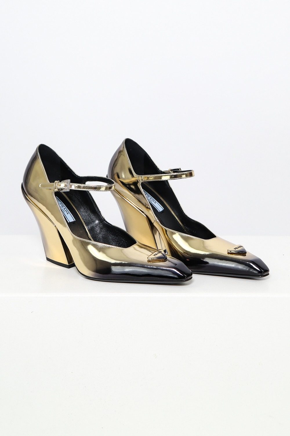 Thumbnail of http://Prada%20Pumps%20im%20Metallic-Look%20in%20Gold