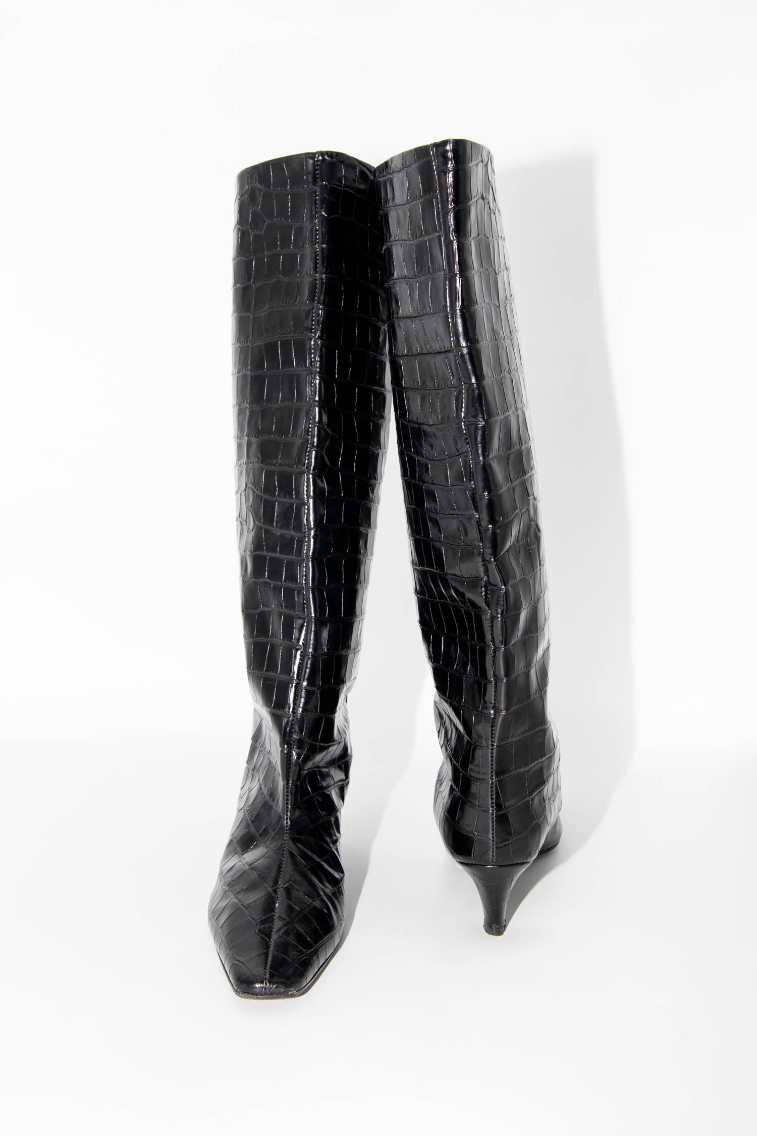 Toteme Wide Shaft Stiefel mit Croco-Optik in Schwarz