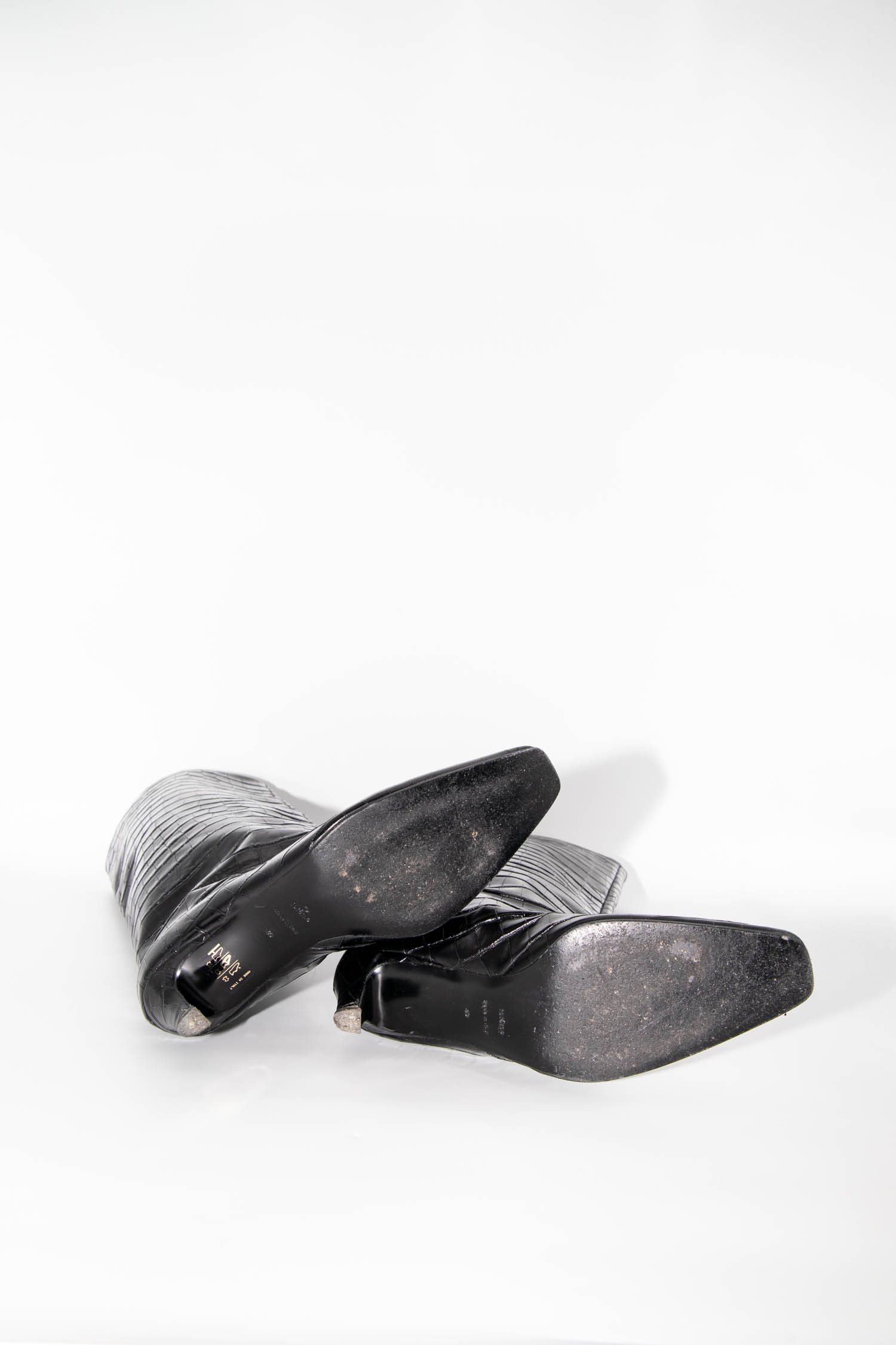 Toteme Wide Shaft Stiefel mit Croco-Optik in Schwarz