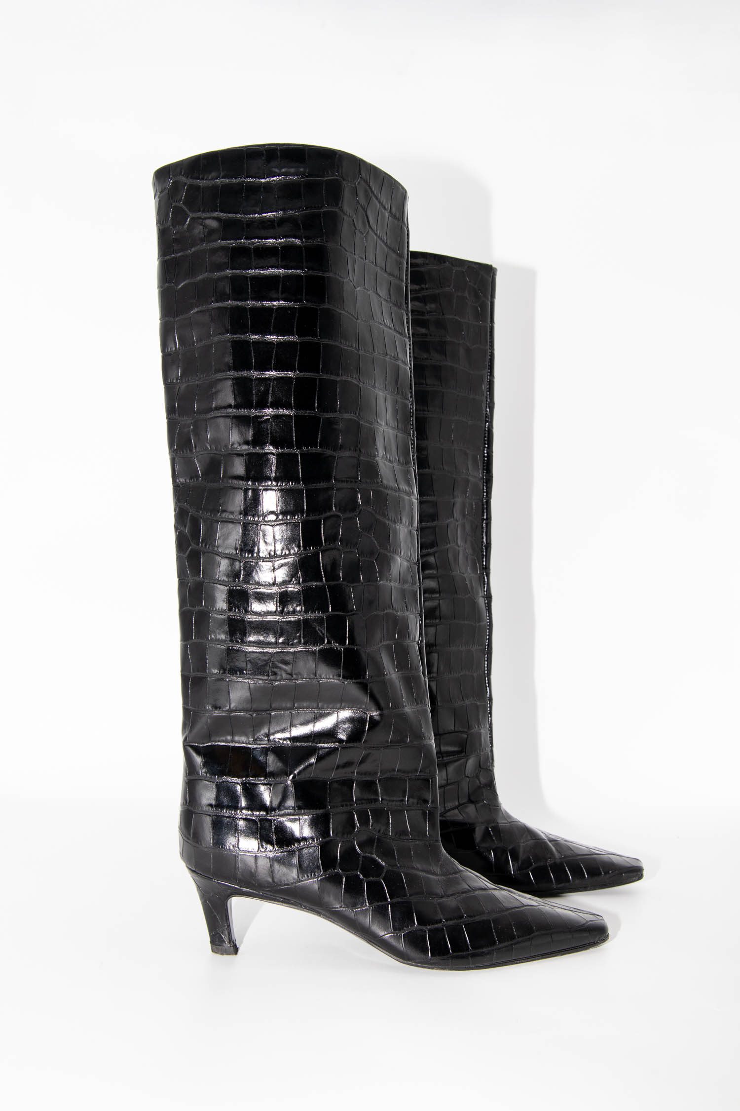 Toteme Wide Shaft Stiefel mit Croco-Optik in Schwarz