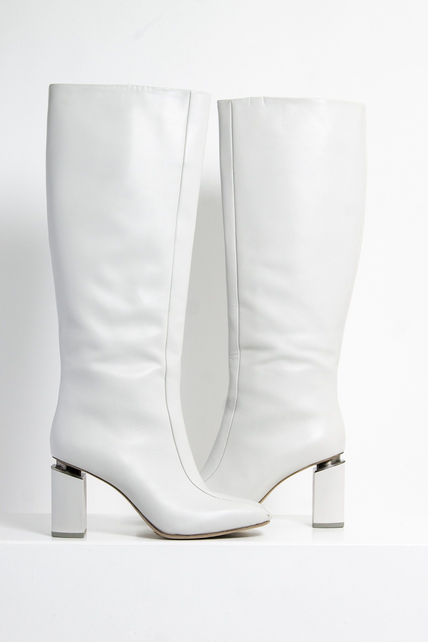 Thumbnail of http://Vic%20Matie%20hellgraue%20Stiefel%20im%2060ies%20Look