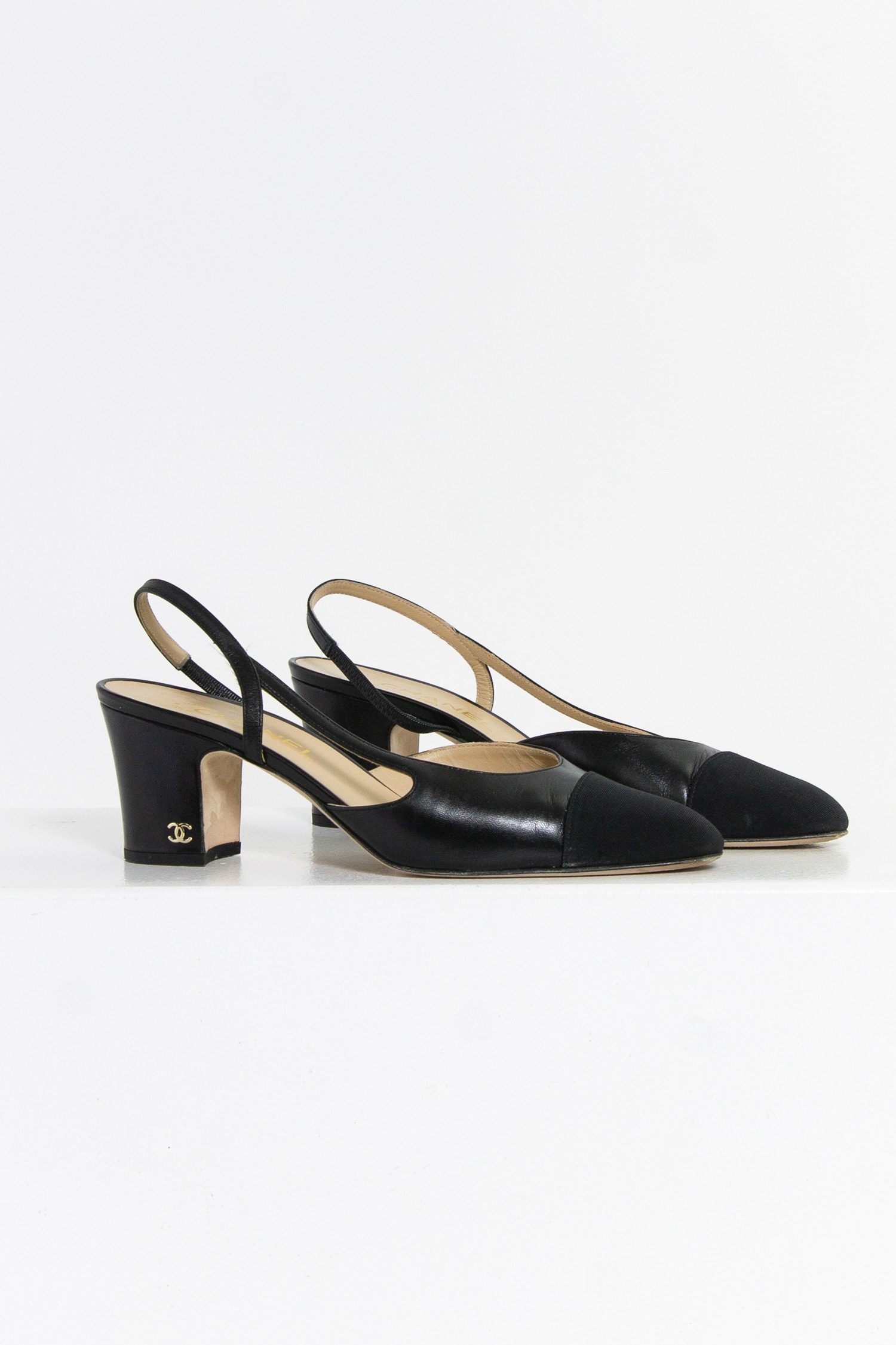 Thumbnail of http://Chanel%20Slingbacks%20aus%20Leder%20in%20Schwarz