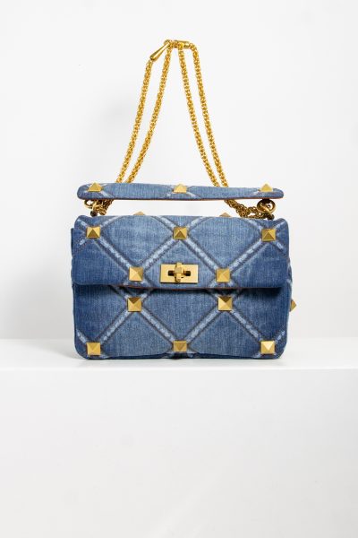 Valentino „Roman Stud The Shoulder Bag“ aus Denim