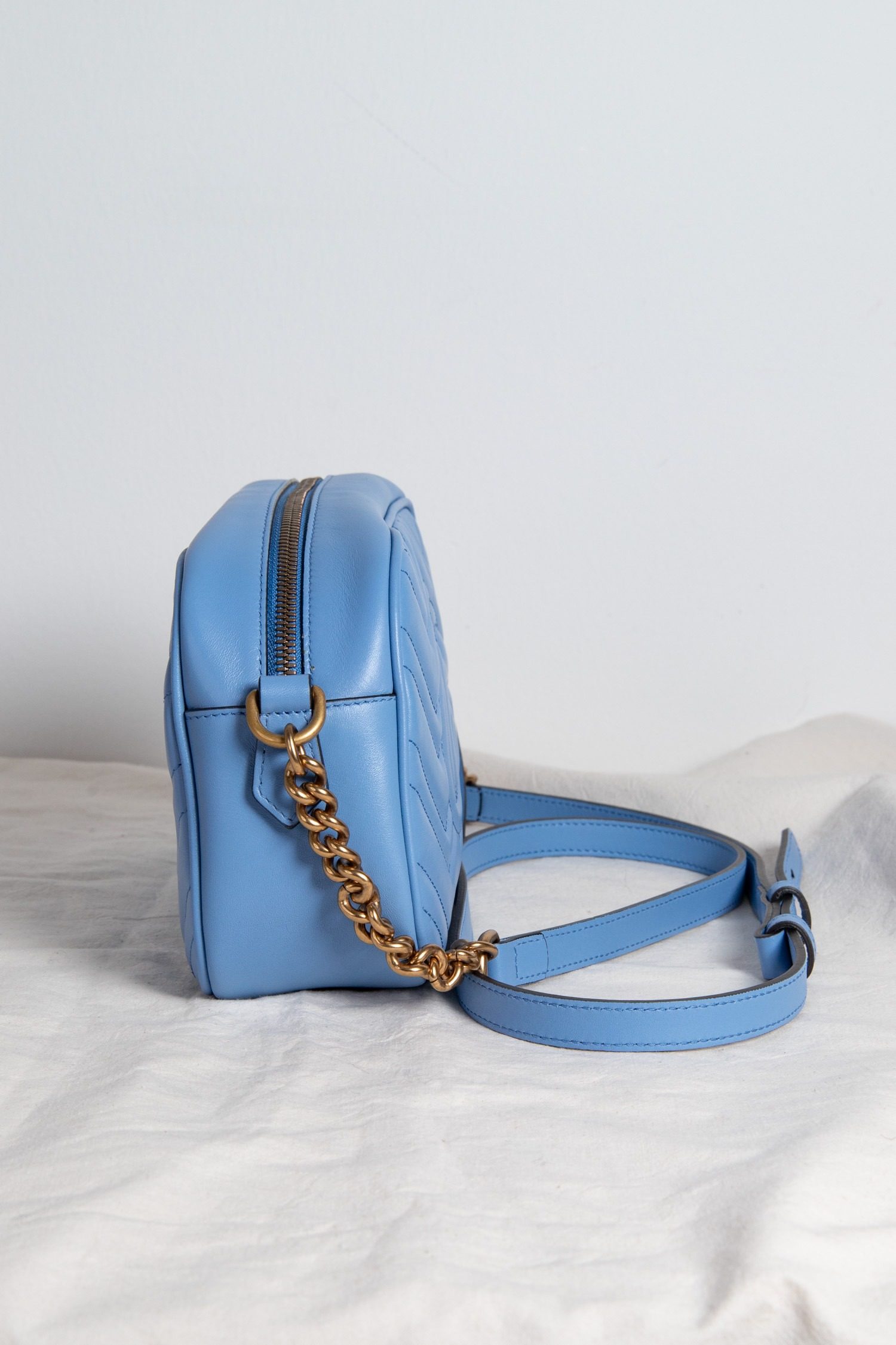 Thumbnail of http://Gucci%20Marmont%20kleine%20Schultertasche%20in%20Blau