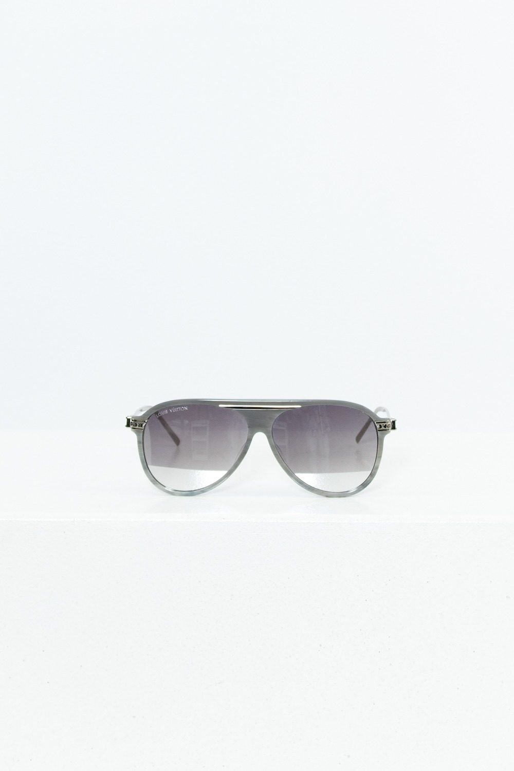 Thumbnail of http://Louis%20Vuitton%20Sonnenbrille%20in%20Grau