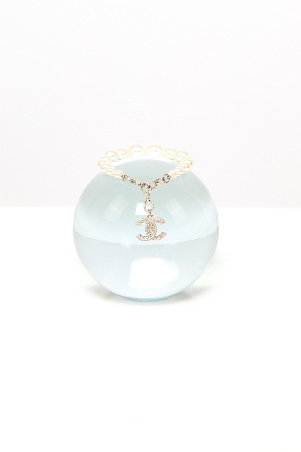 Thumbnail of http://Chanel%20Armband%20mit%20Perlen%20und%20CC-Anhänger