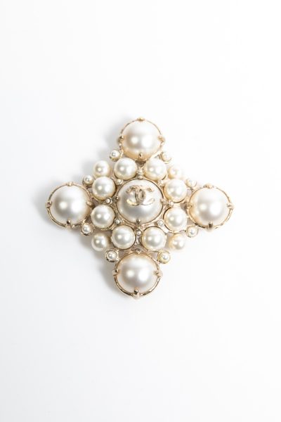 Chanel Brosche mit Perlen in Gold
